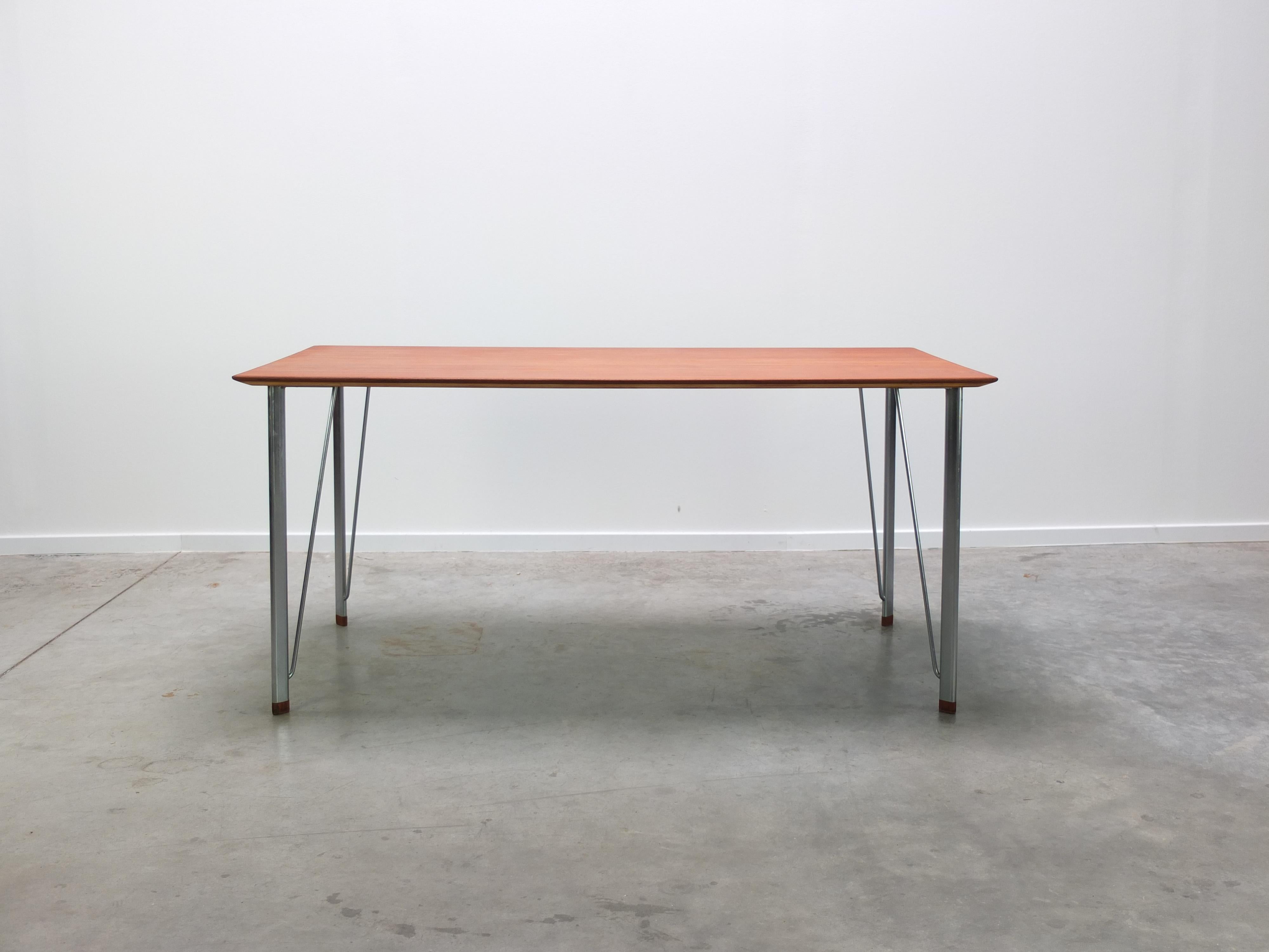 A rare model ‘3605’ dining table or desk designed by Arne Jacobsen for Fritz Hansen in 1955. This table has only been produced for a couple of years during the 1950s and is therefore hard to find. A very minimalistic design with a top made of teak