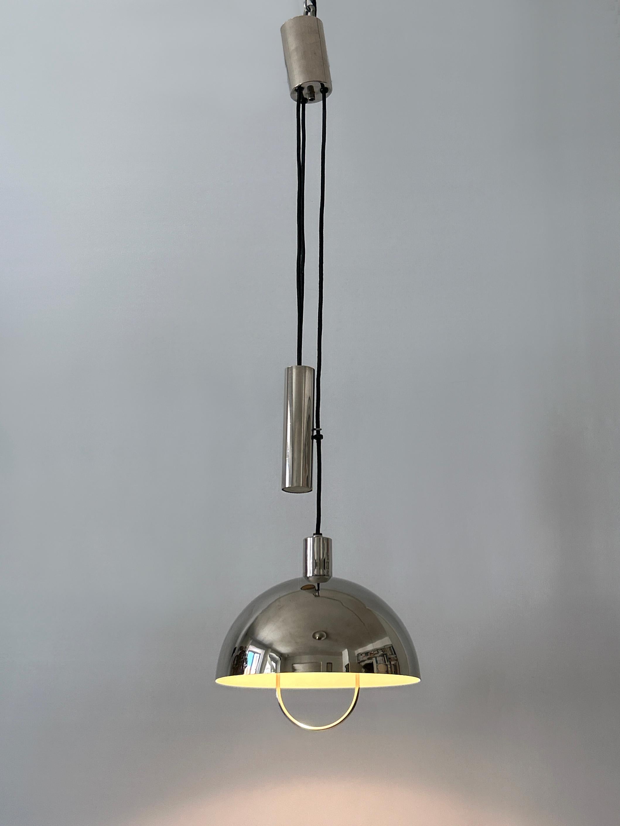 Lampe à suspension à poulie Bauhaus HMB 25/300 par Marianne Brandt 1980 Bon état - En vente à Munich, DE