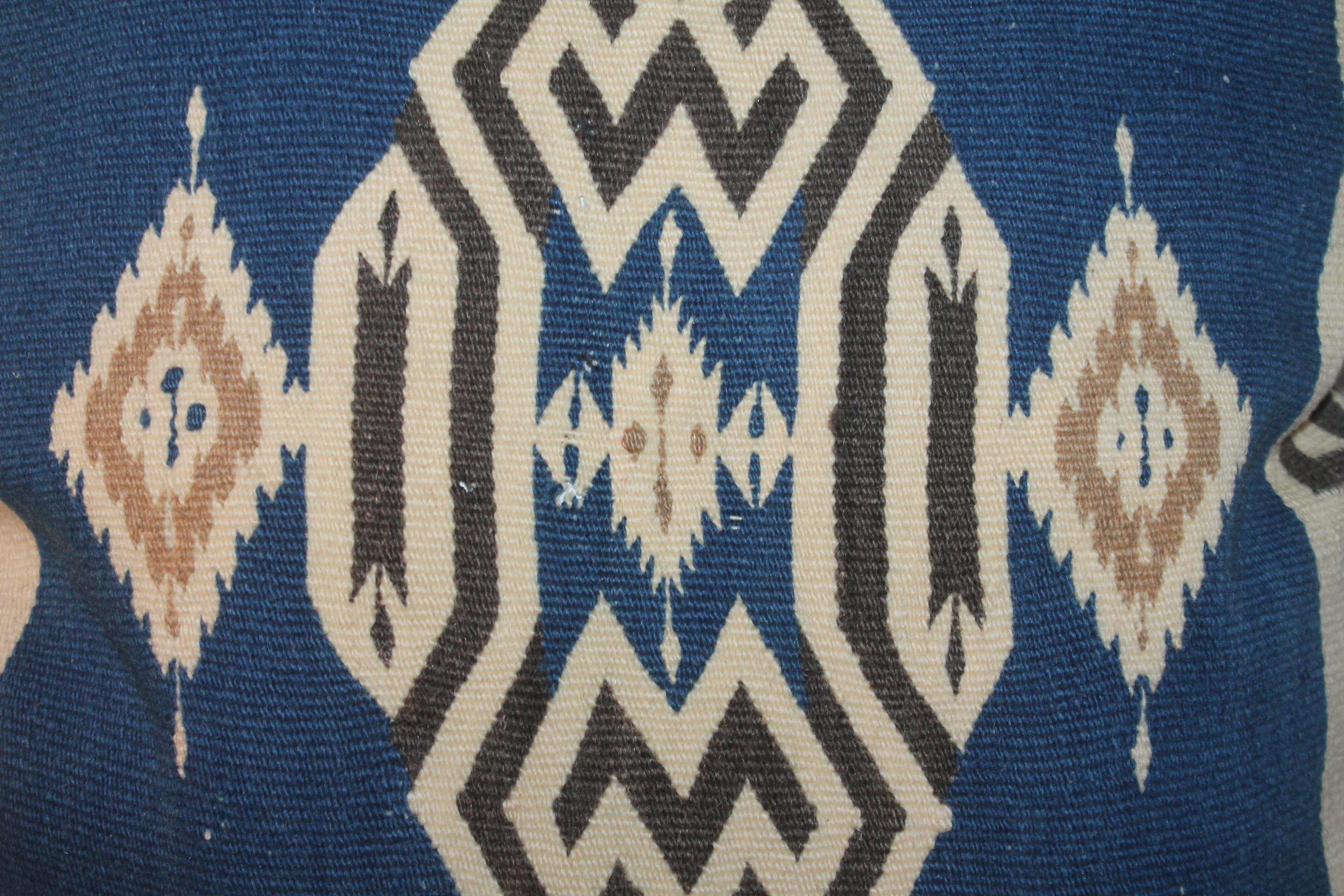 Frühes Tex coco Indian Weaving Kissen mit Baumwoll-Leinen-Kissen. Füllung aus Daunen und Federn. Die Unterlage ist aus blauem Baumwollleinen.