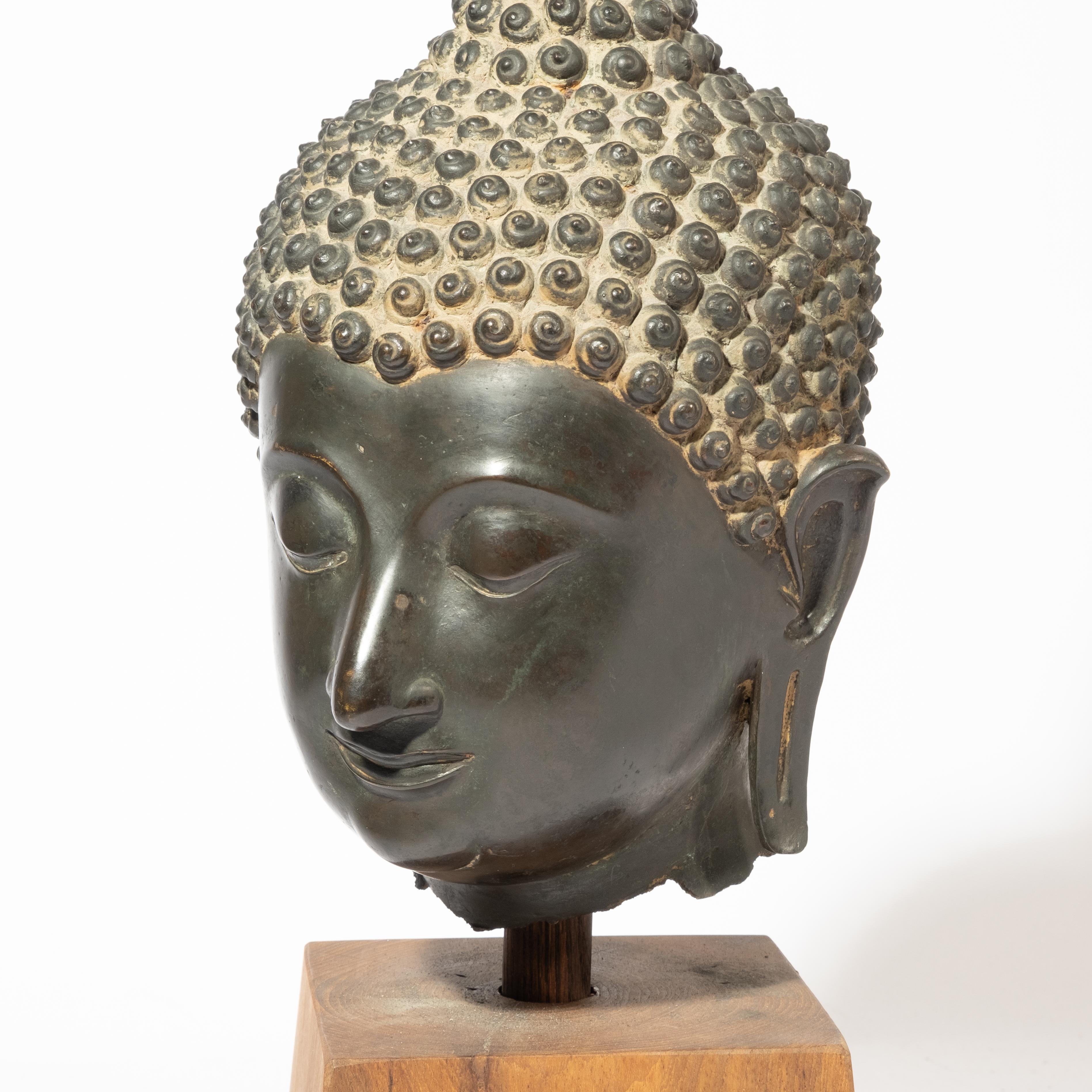 Early Thai Sukhothai Bronze Buddha Head In Good Condition For Sale In Hudson, NY