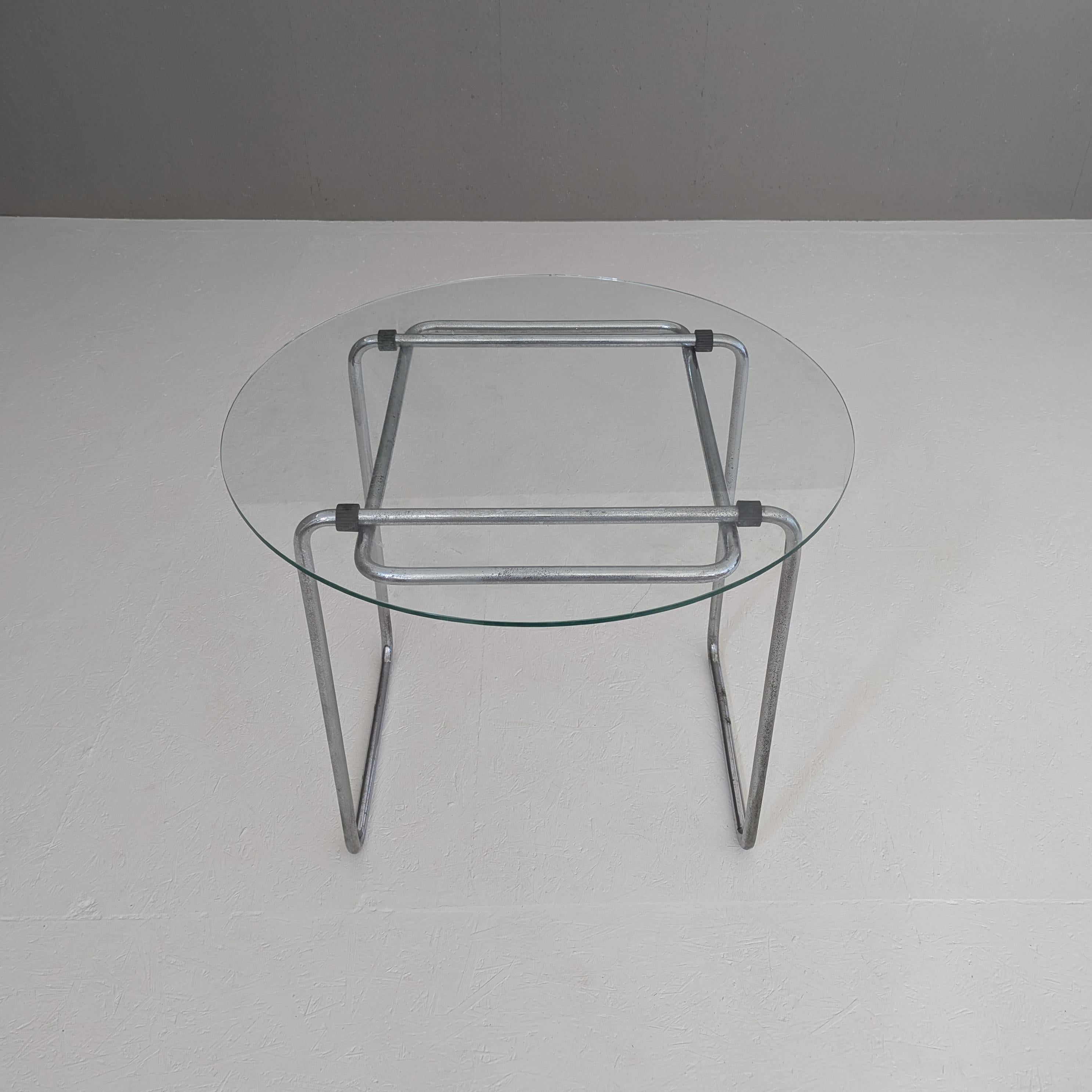 Disegnato da Marcel Breuer nel 1926 e prodotto da Thonet Frankenberg negli anni '30, il tavolo B 18 è una masterclass di riduzione radicale, dove ogni linea esiste con uno scopo. Questo particolare esemplare è conservato in condizioni completamente