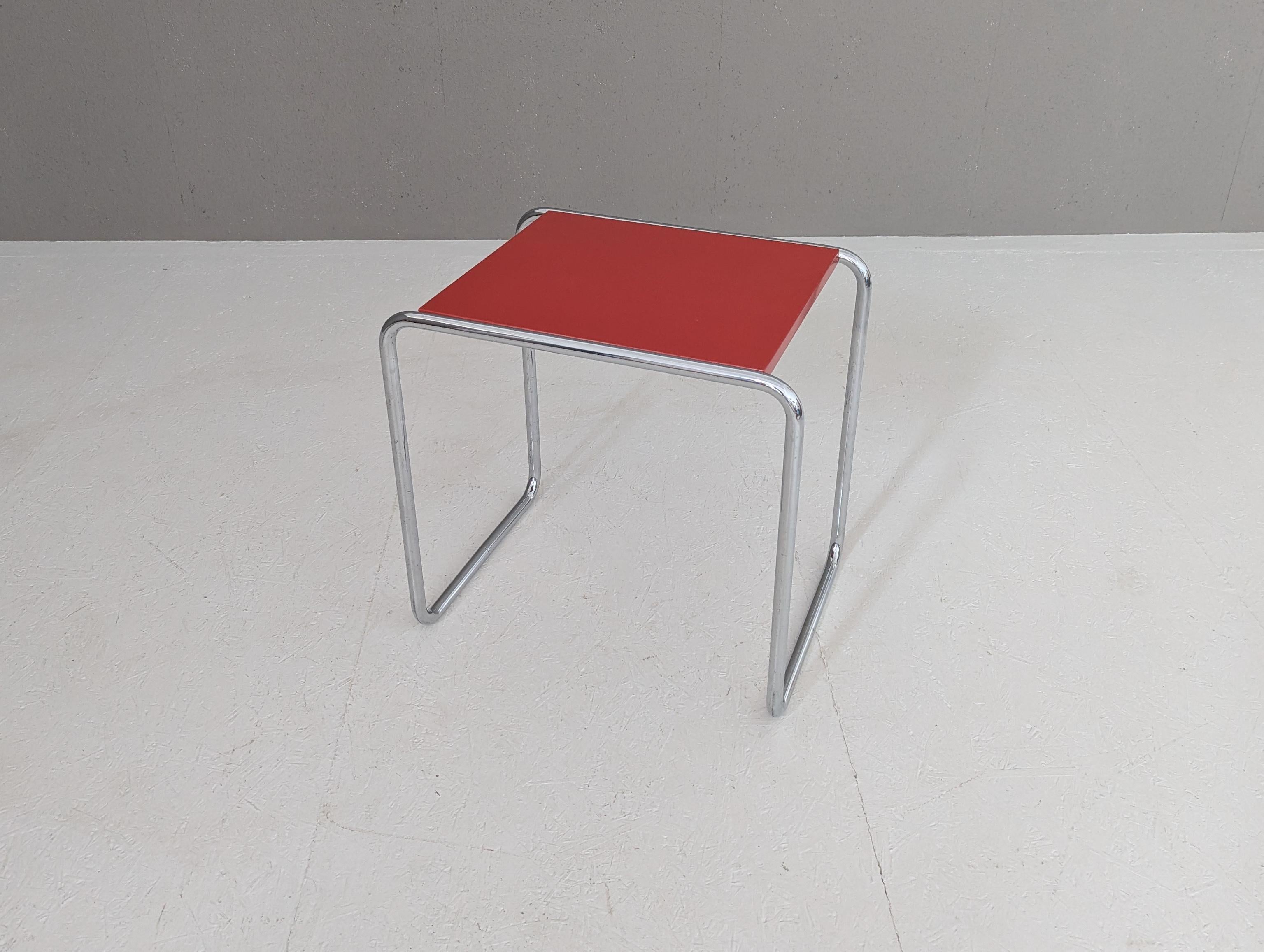 Élégante table d'appoint en acier tubulaire conçue par le célèbre architecte du Bauhaus Marcel Breuer. Fabriqué par Thonet dans les années 1930, il fait partie de la série emblématique B9. Cette pièce de production précoce présente l'utilisation de