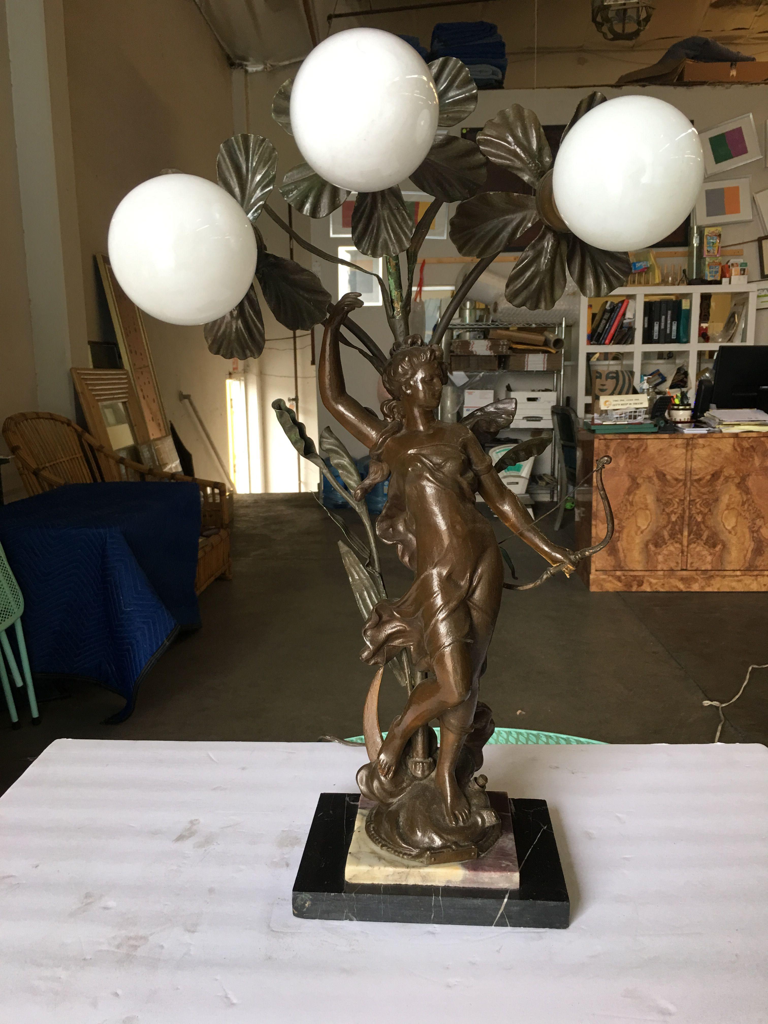 Frühe Jugendstil-Tischlampe mit drei Glühbirnen aus Bronze und Marmor im Zustand „Hervorragend“ im Angebot in Van Nuys, CA