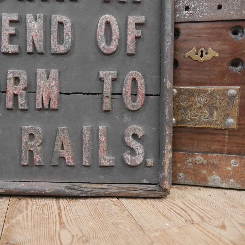 Frühes Eisenbahnschild aus Holz und Eisen (20. Jahrhundert) im Angebot
