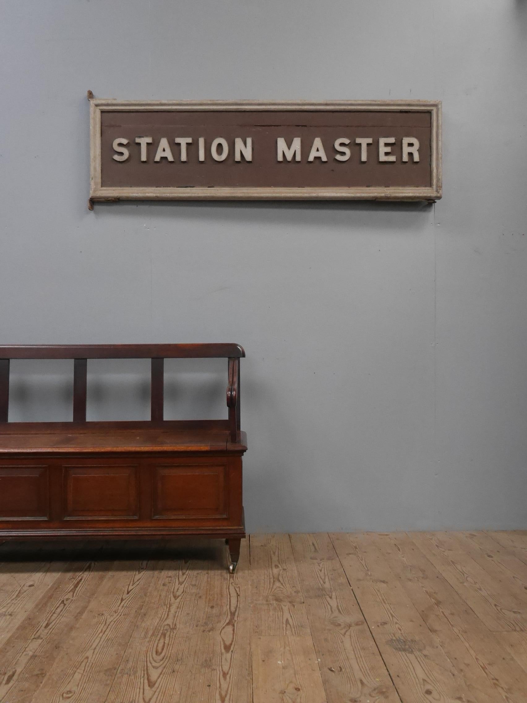 Frühes Eisenbahnschild „Station Master“ aus Holz und Eisen (20. Jahrhundert) im Angebot