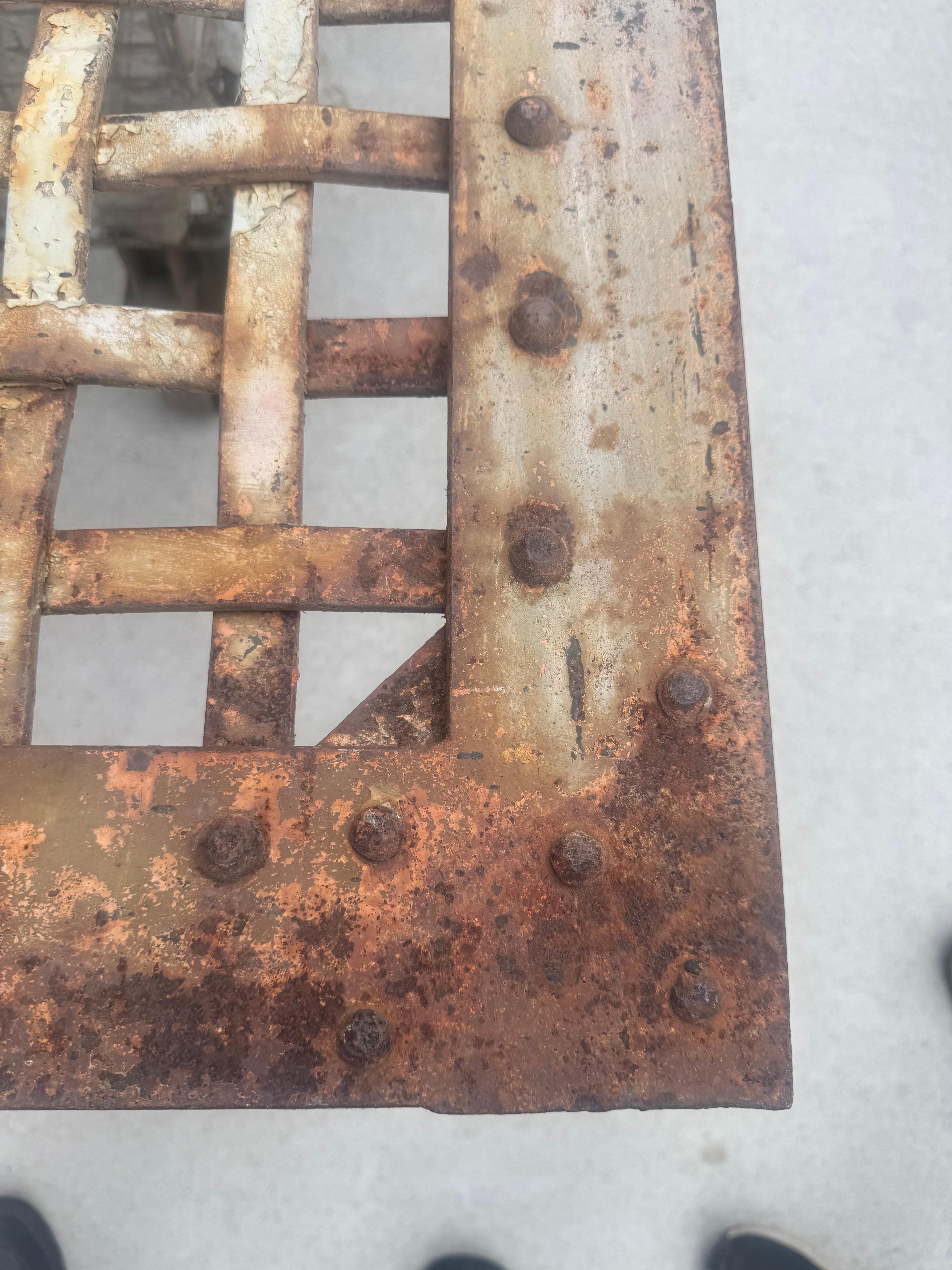 Puerta de prisión de hierro arquitectónico de principios a mediados del siglo XIX en venta 4