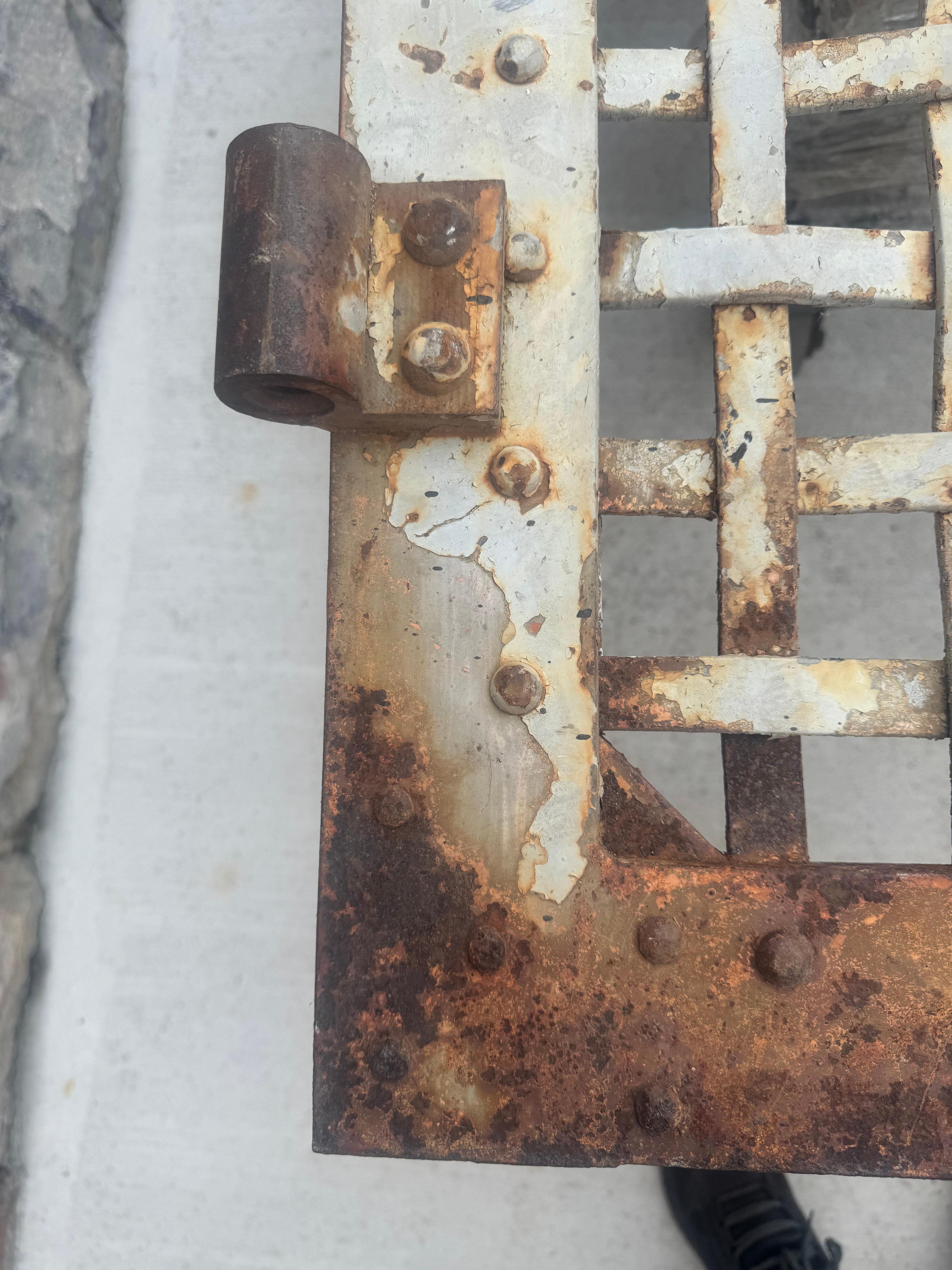 Puerta de prisión de hierro arquitectónico de principios a mediados del siglo XIX en venta 6