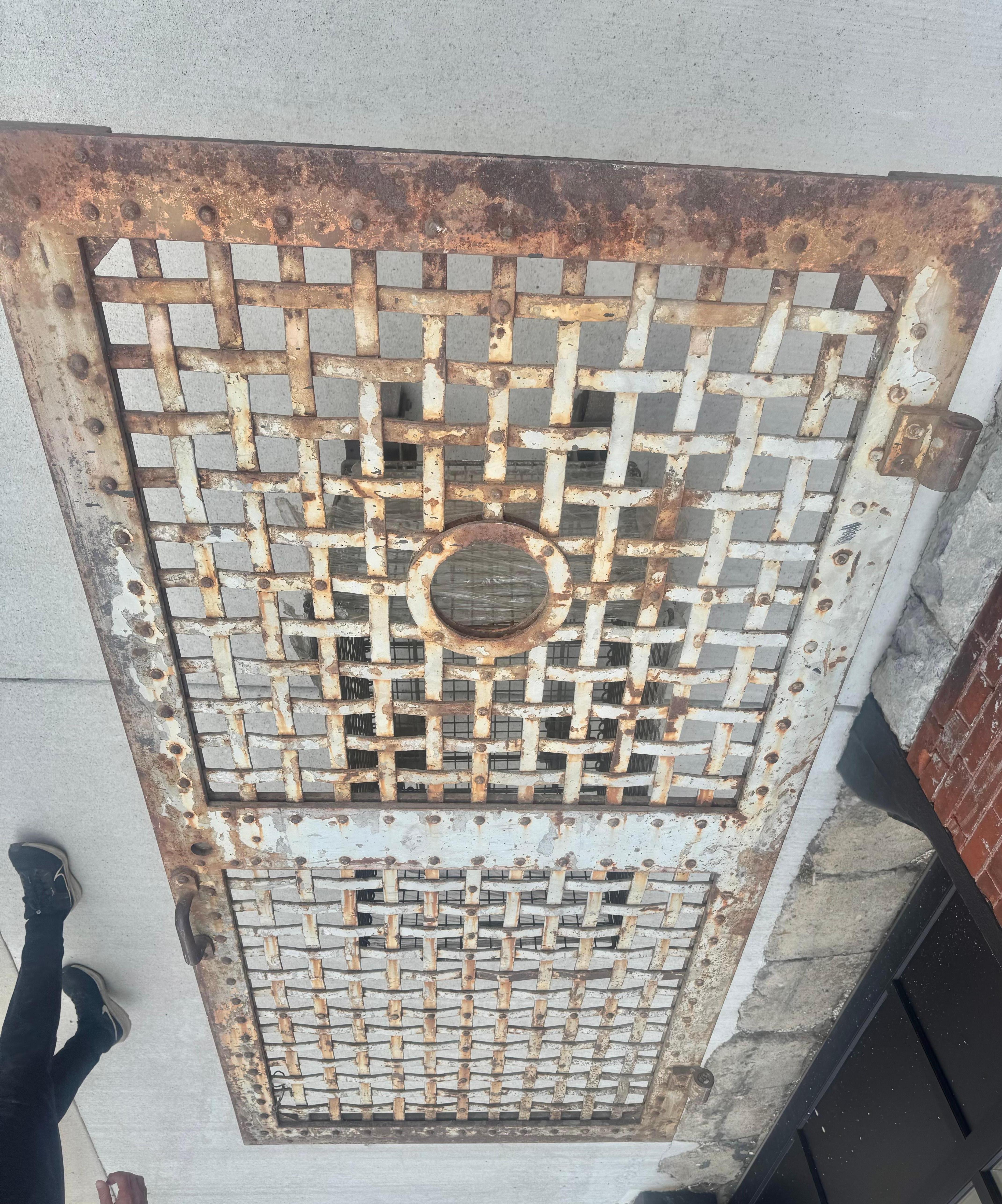 Puerta de prisión de hierro arquitectónico de principios a mediados del siglo XIX en venta 7