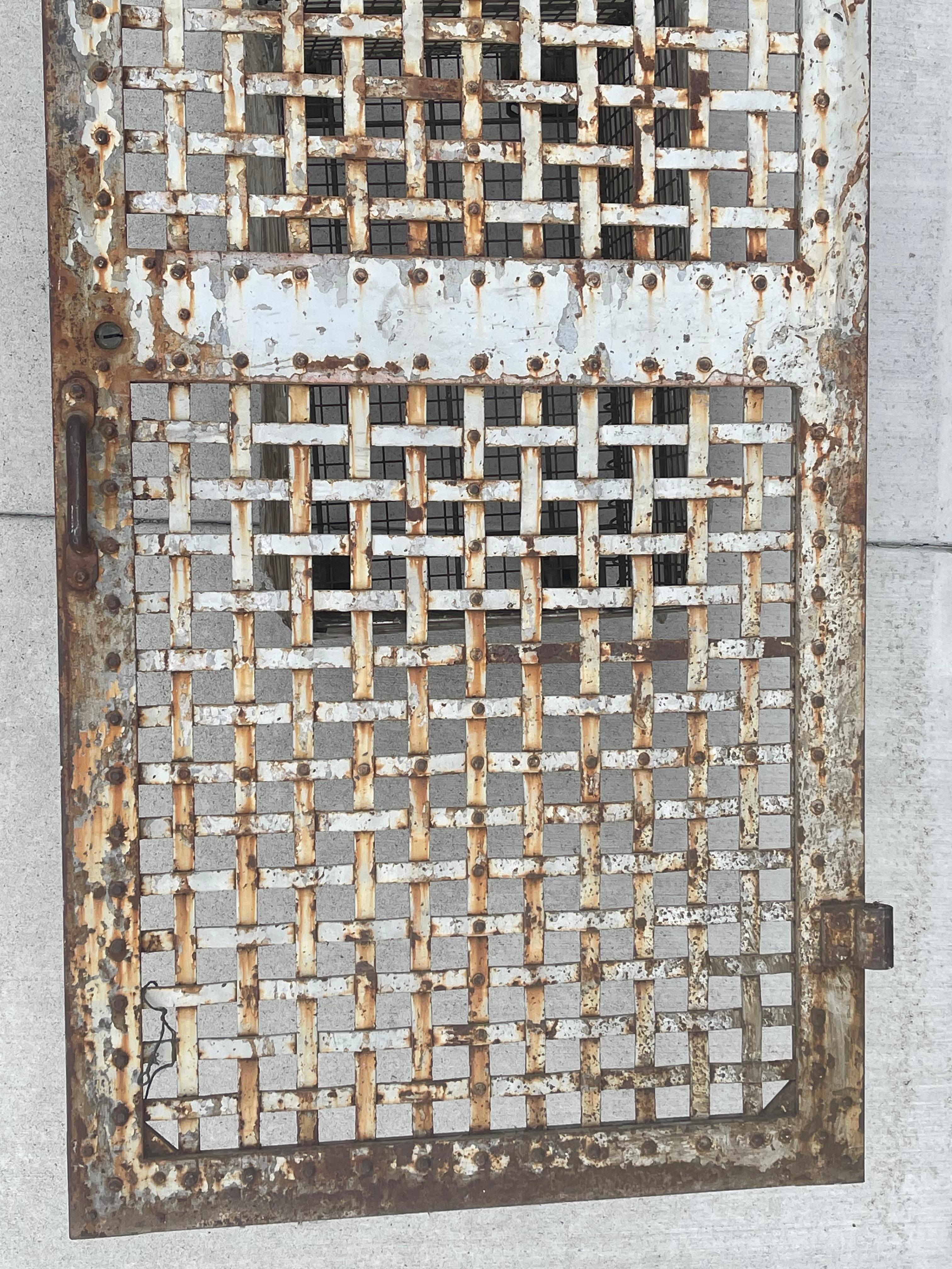 Puerta de prisión de hierro arquitectónico de principios a mediados del siglo XIX Industrial en venta