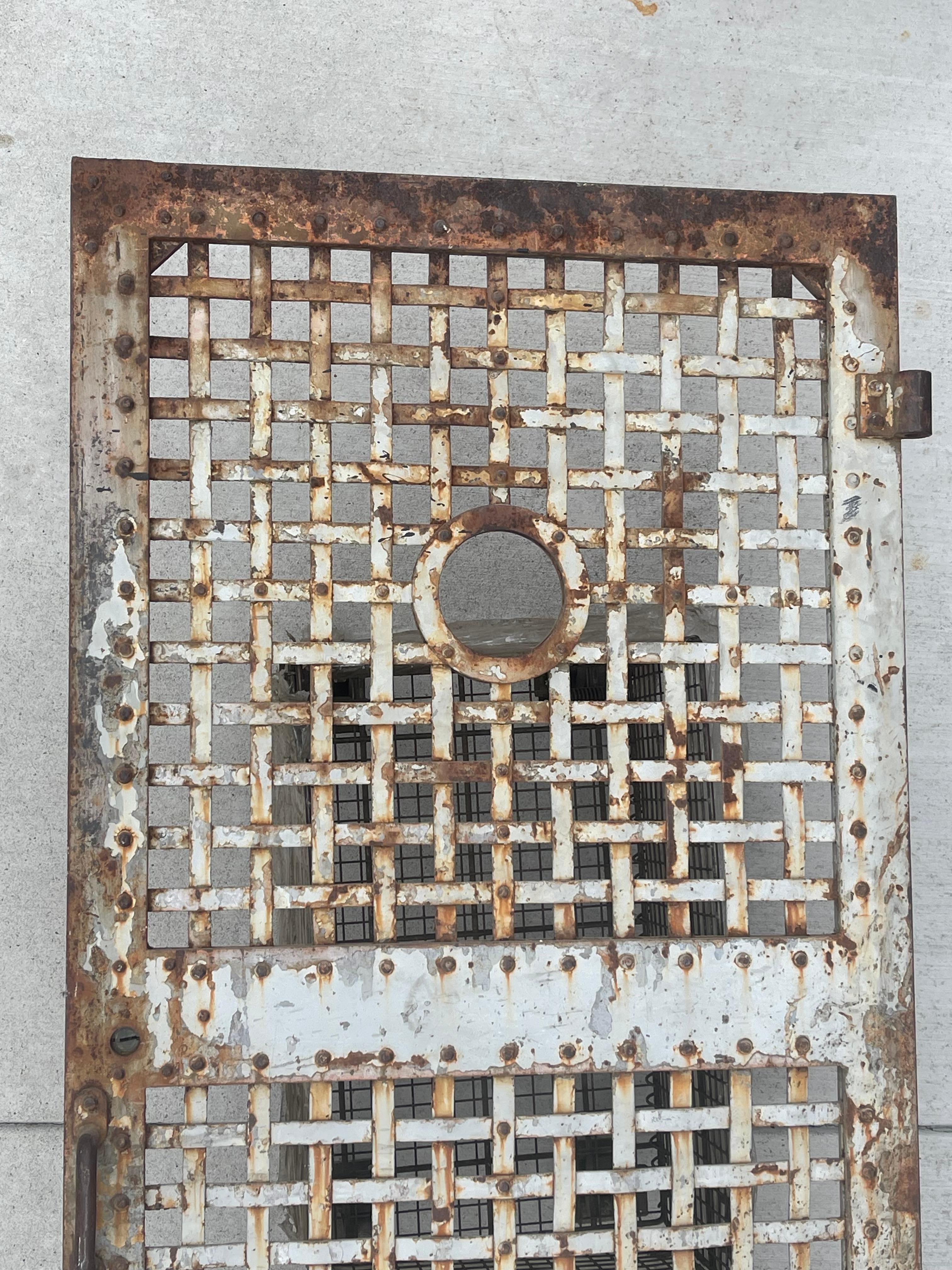 Puerta de prisión de hierro arquitectónico de principios a mediados del siglo XIX Hecho a mano en venta
