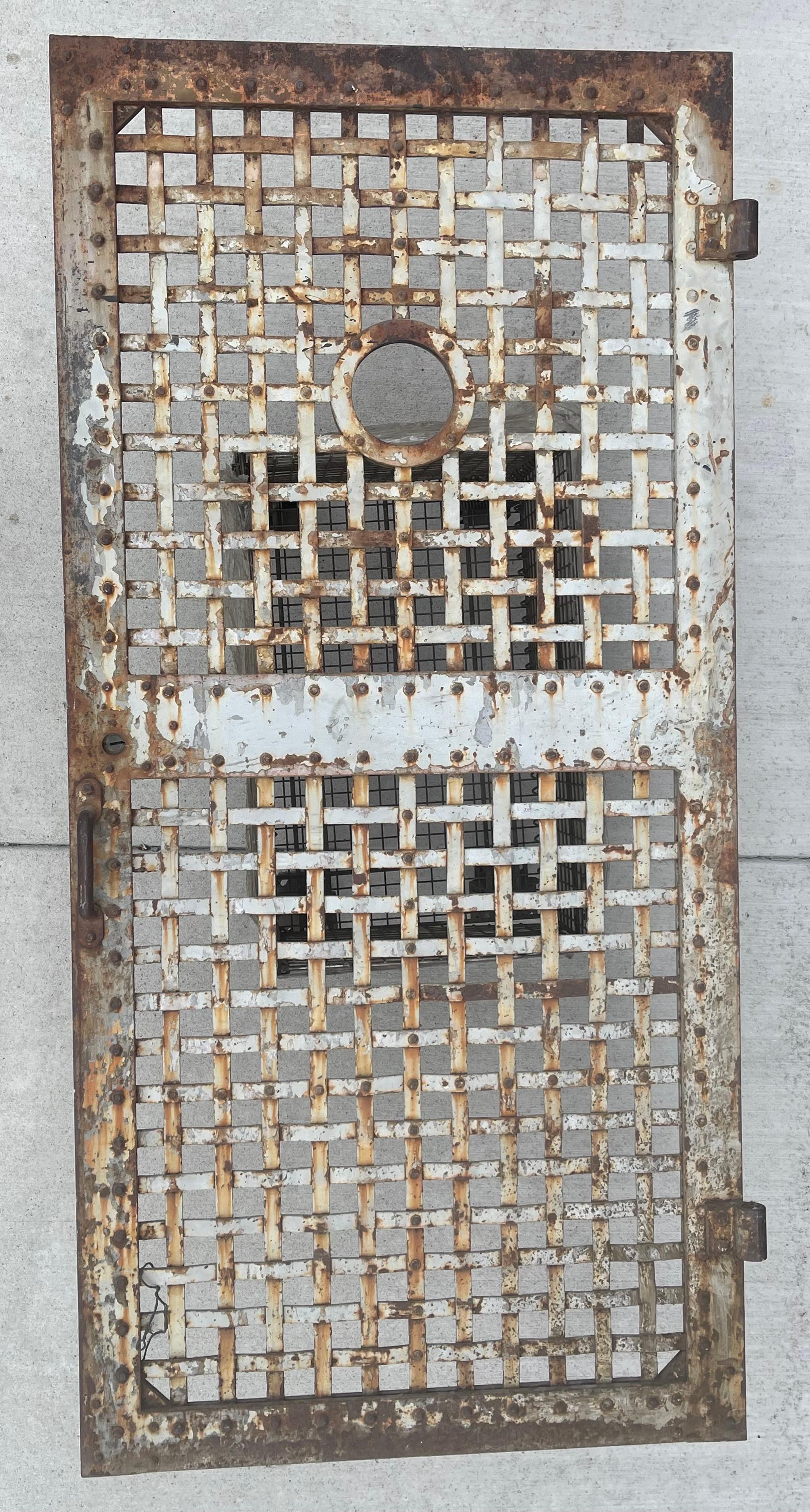 Puerta de prisión de hierro arquitectónico de principios a mediados del siglo XIX en Desgastado estado para la venta en Buffalo, NY