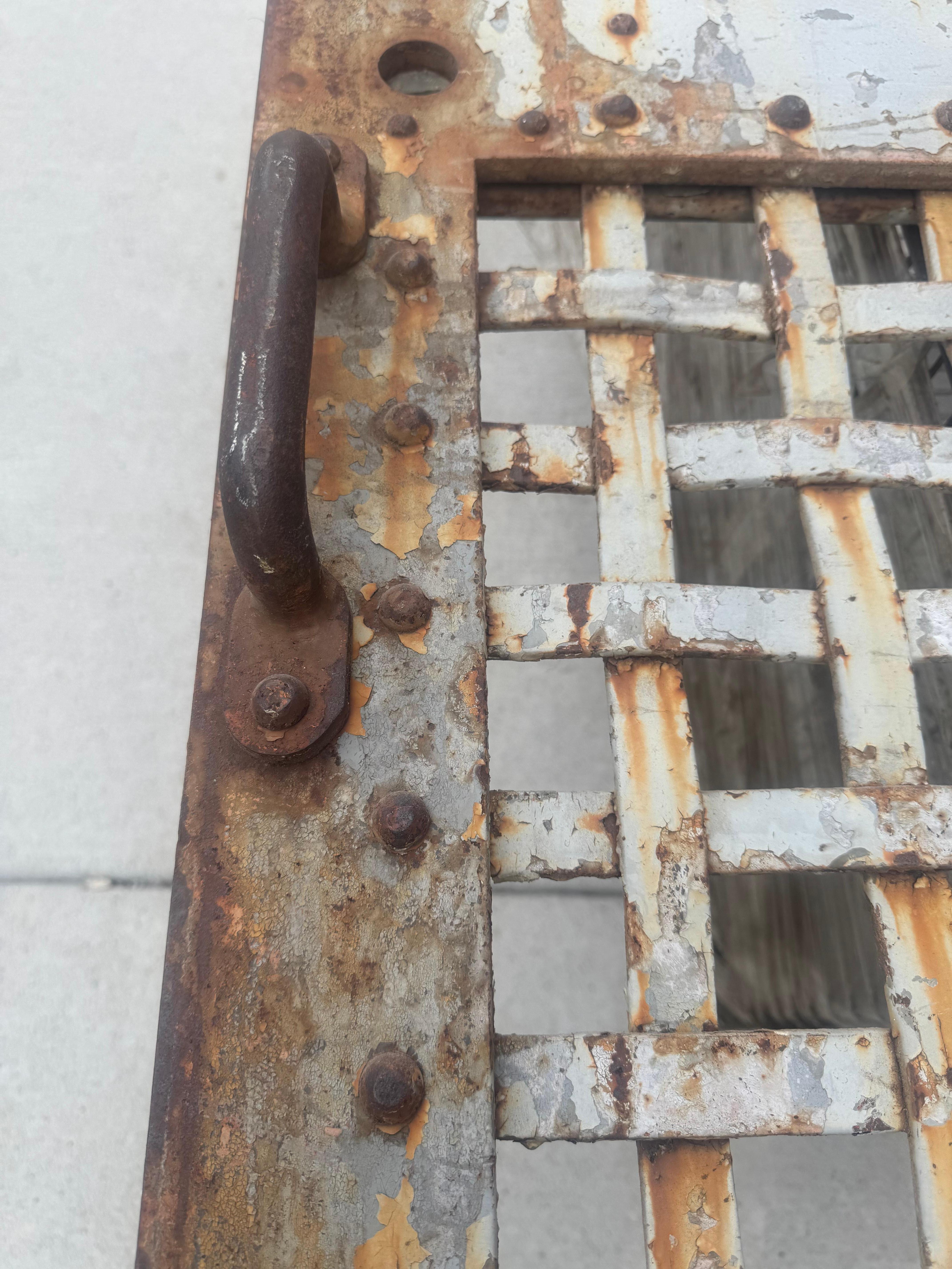 Puerta de prisión de hierro arquitectónico de principios a mediados del siglo XIX Hierro en venta