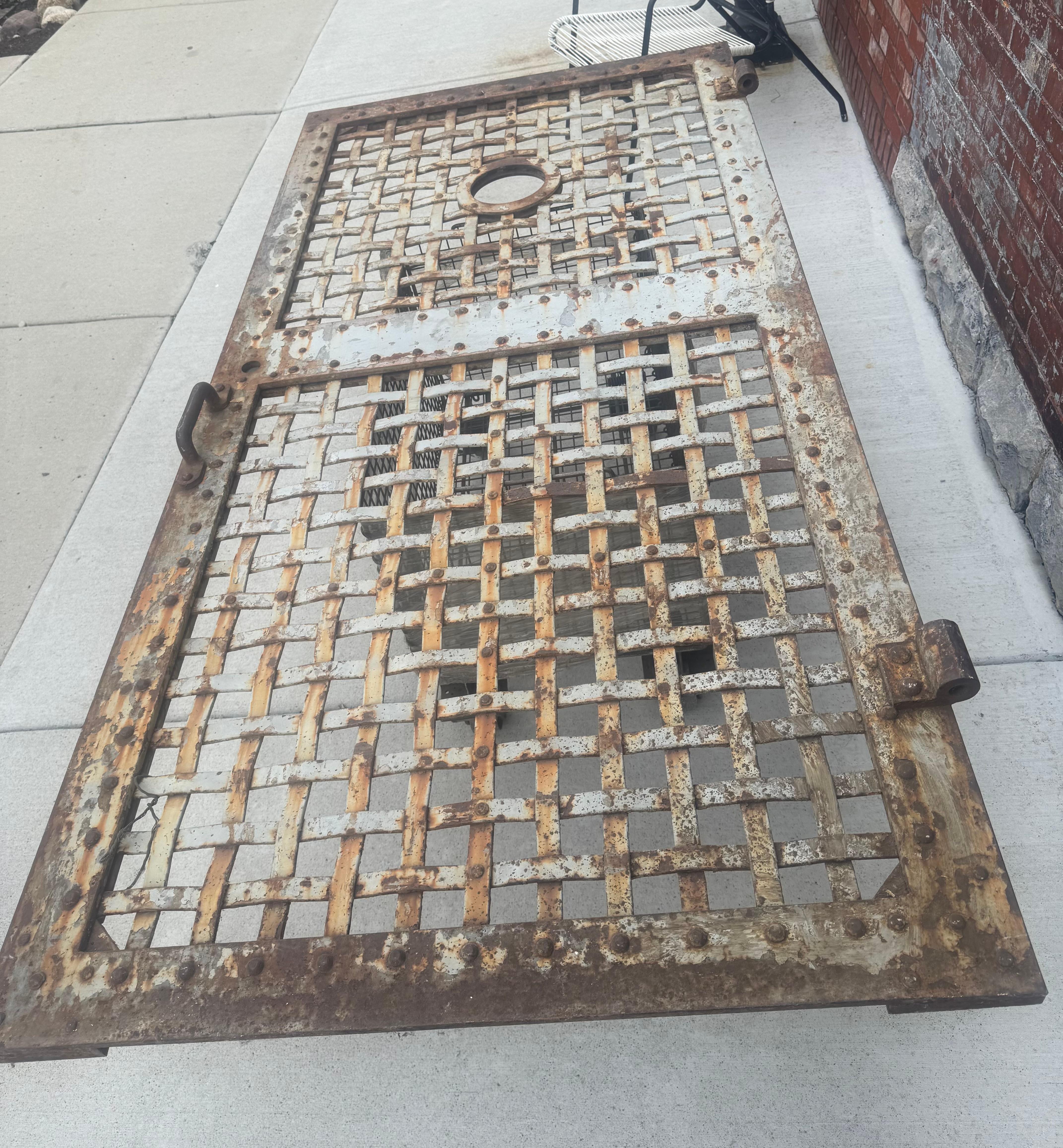 Puerta de prisión de hierro arquitectónico de principios a mediados del siglo XIX en venta 1