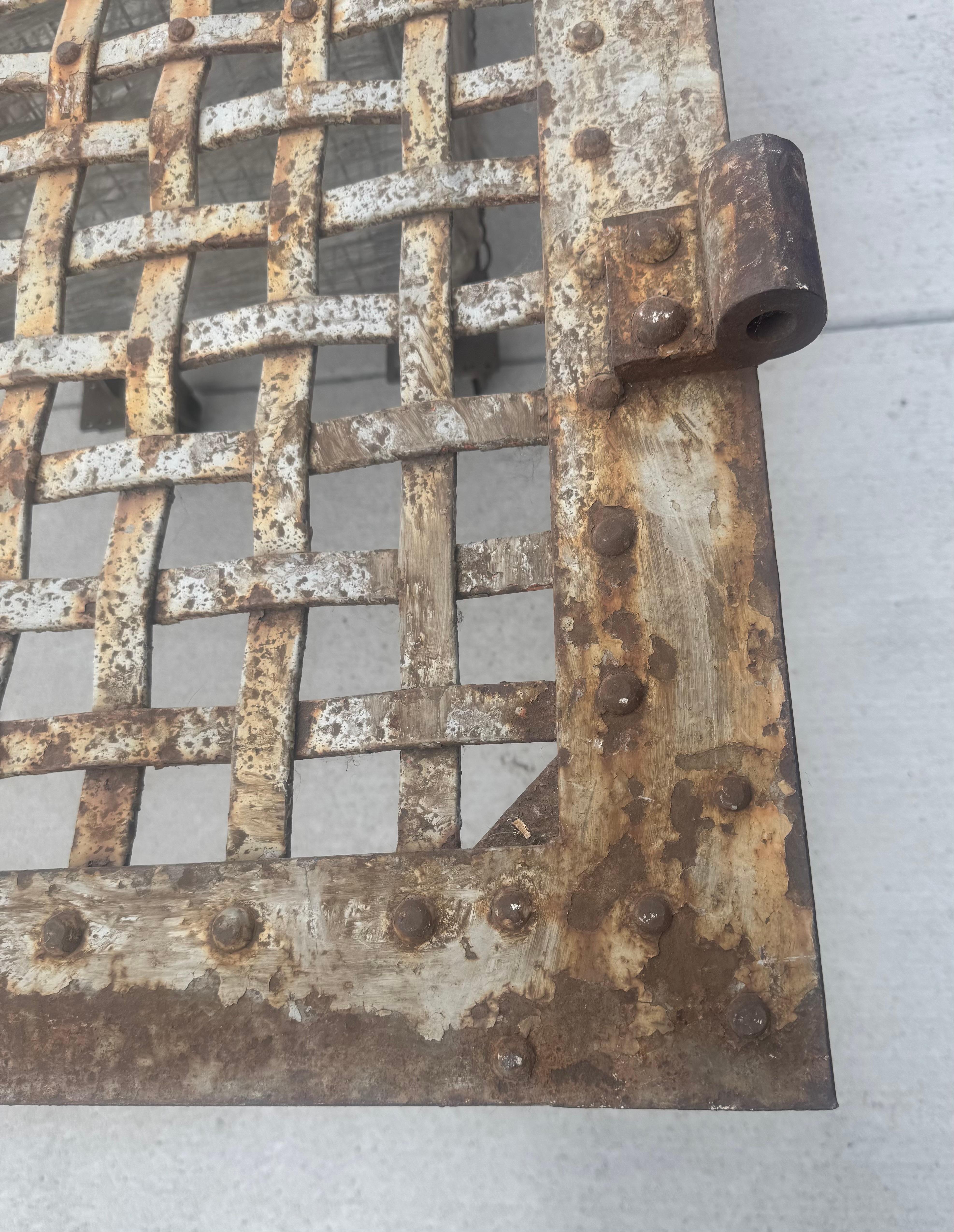 Puerta de prisión de hierro arquitectónico de principios a mediados del siglo XIX en venta 2