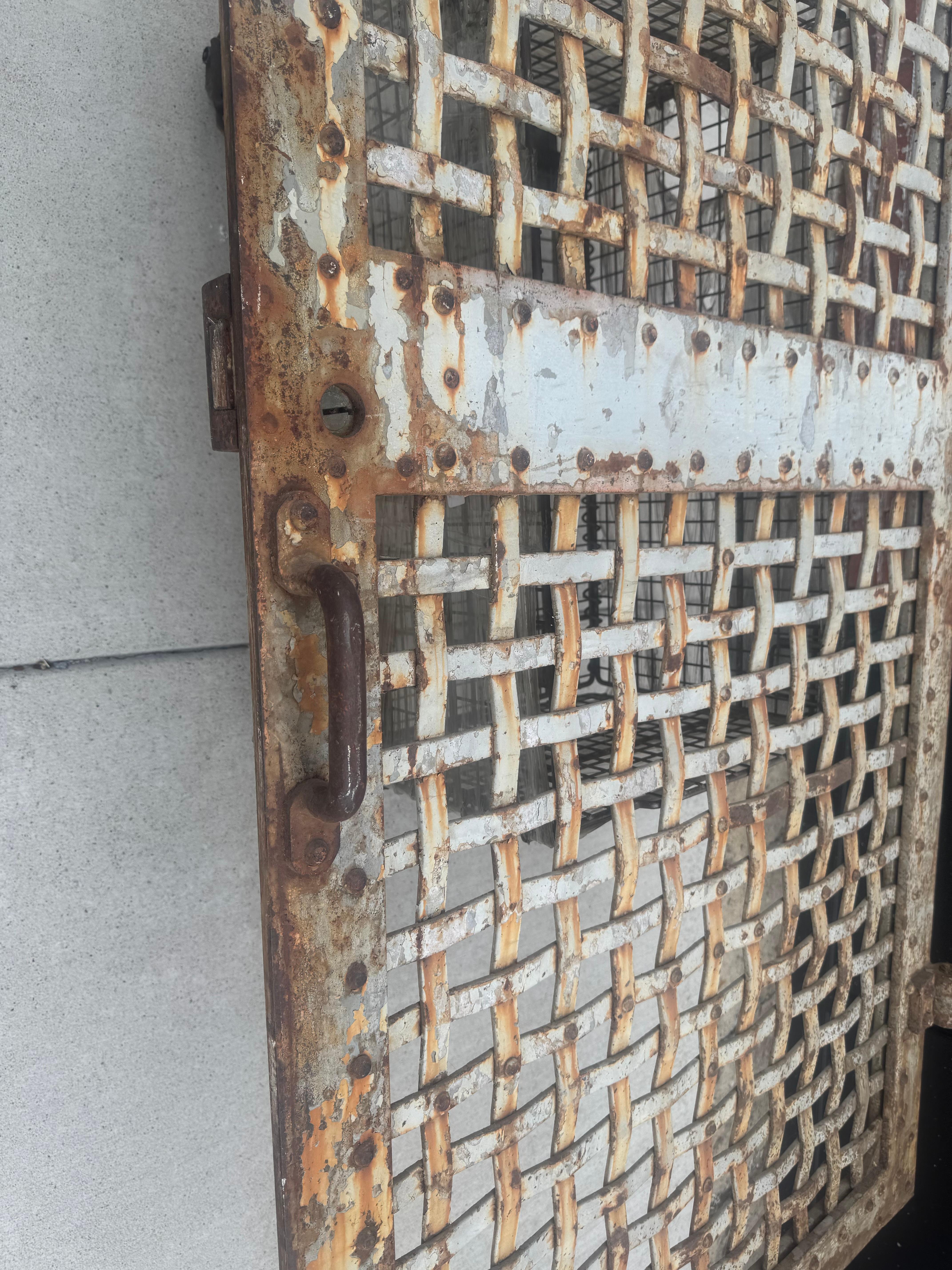 Puerta de prisión de hierro arquitectónico de principios a mediados del siglo XIX en venta 3