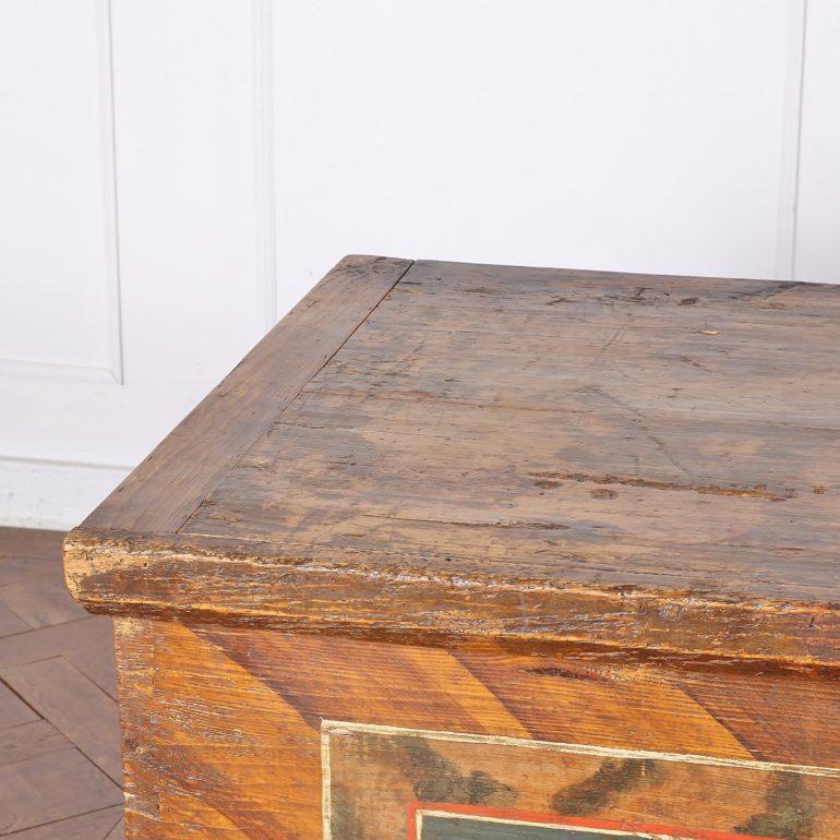 Early to Mid-19th Century Painted Trunk In Good Condition In Vancouver, British Columbia