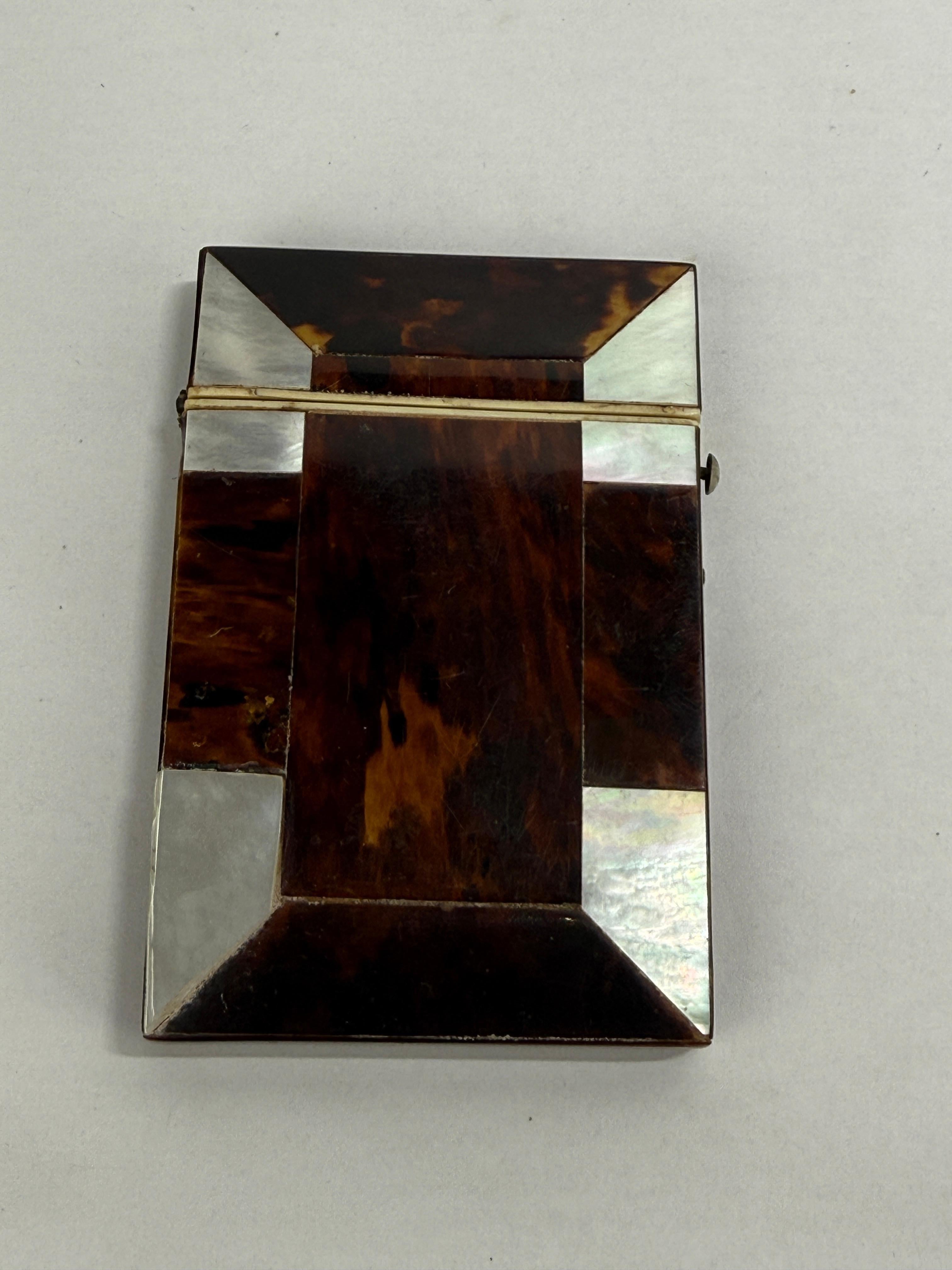 Colonial britannique Porte-cartes en écaille de tortue et nacre du début et du milieu du XIXe siècle en vente