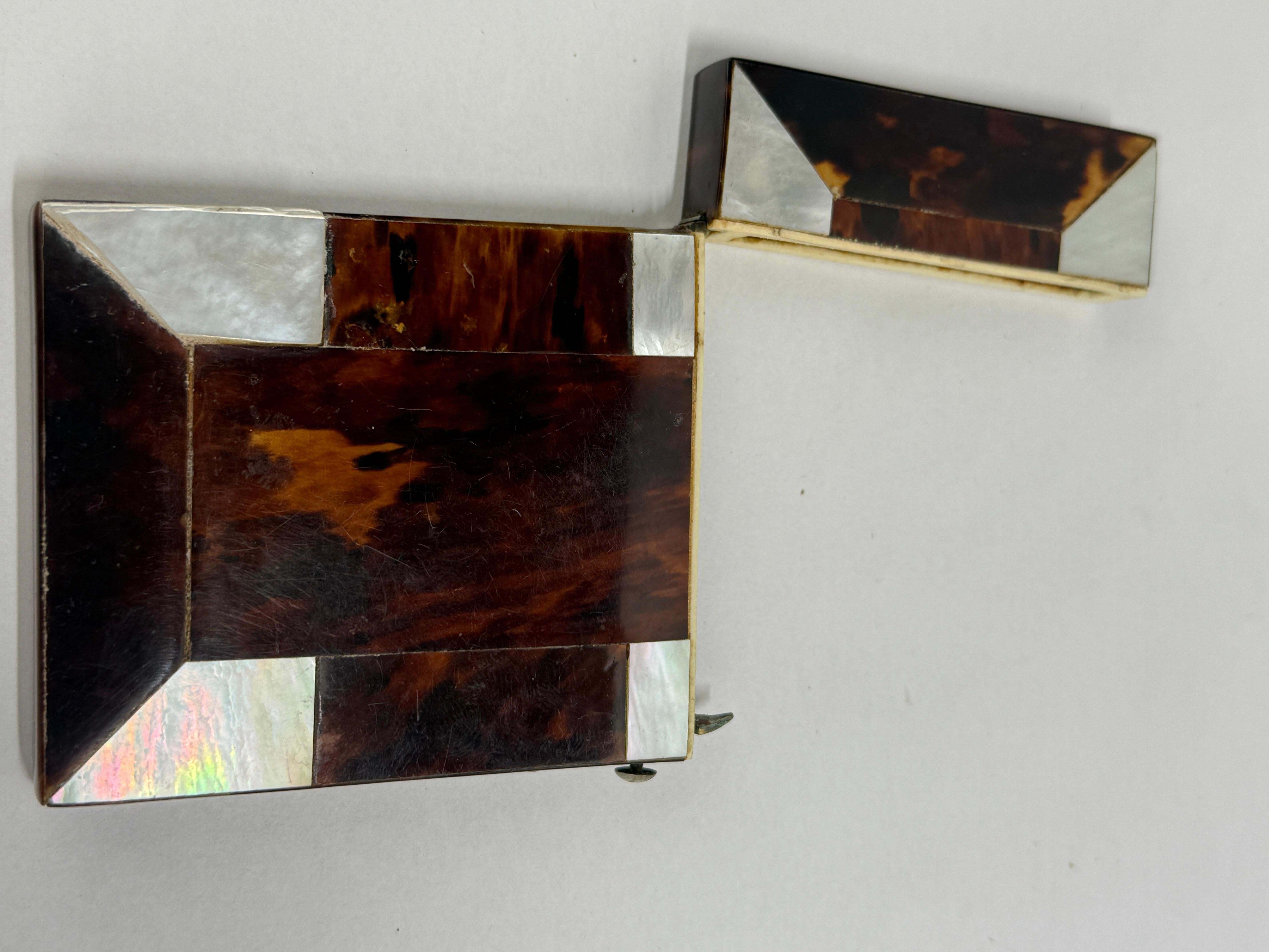 Anglais Porte-cartes en écaille de tortue et nacre du début et du milieu du XIXe siècle en vente