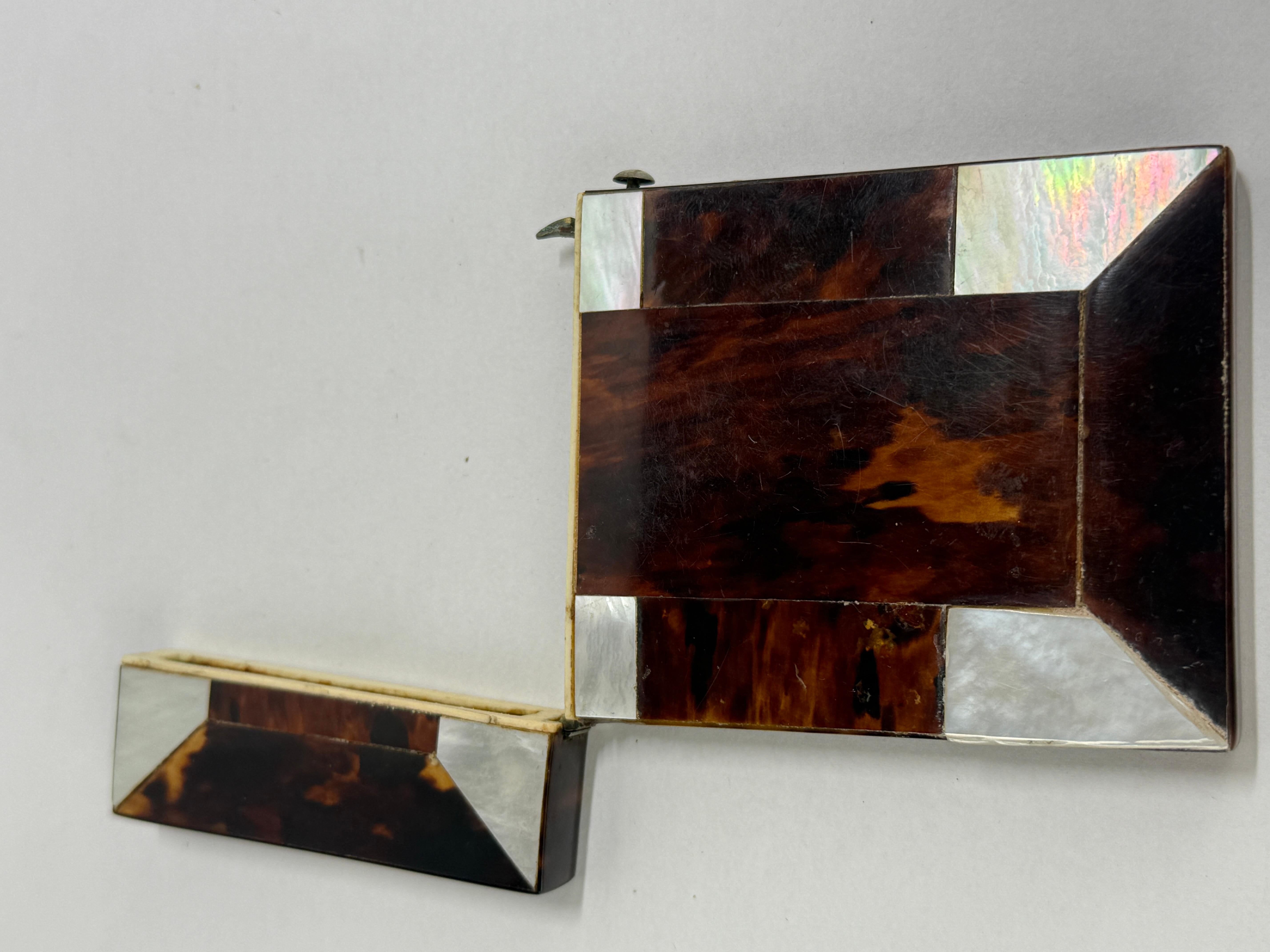 Porte-cartes en écaille de tortue et nacre du début et du milieu du XIXe siècle en vente 2