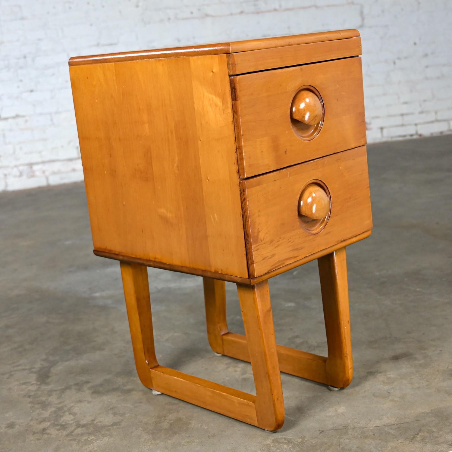 Early to Mid-20th Century Art Moderne Maple 2 Drawer Nightstand Style of Bissman In Good Condition For Sale In Topeka, KS