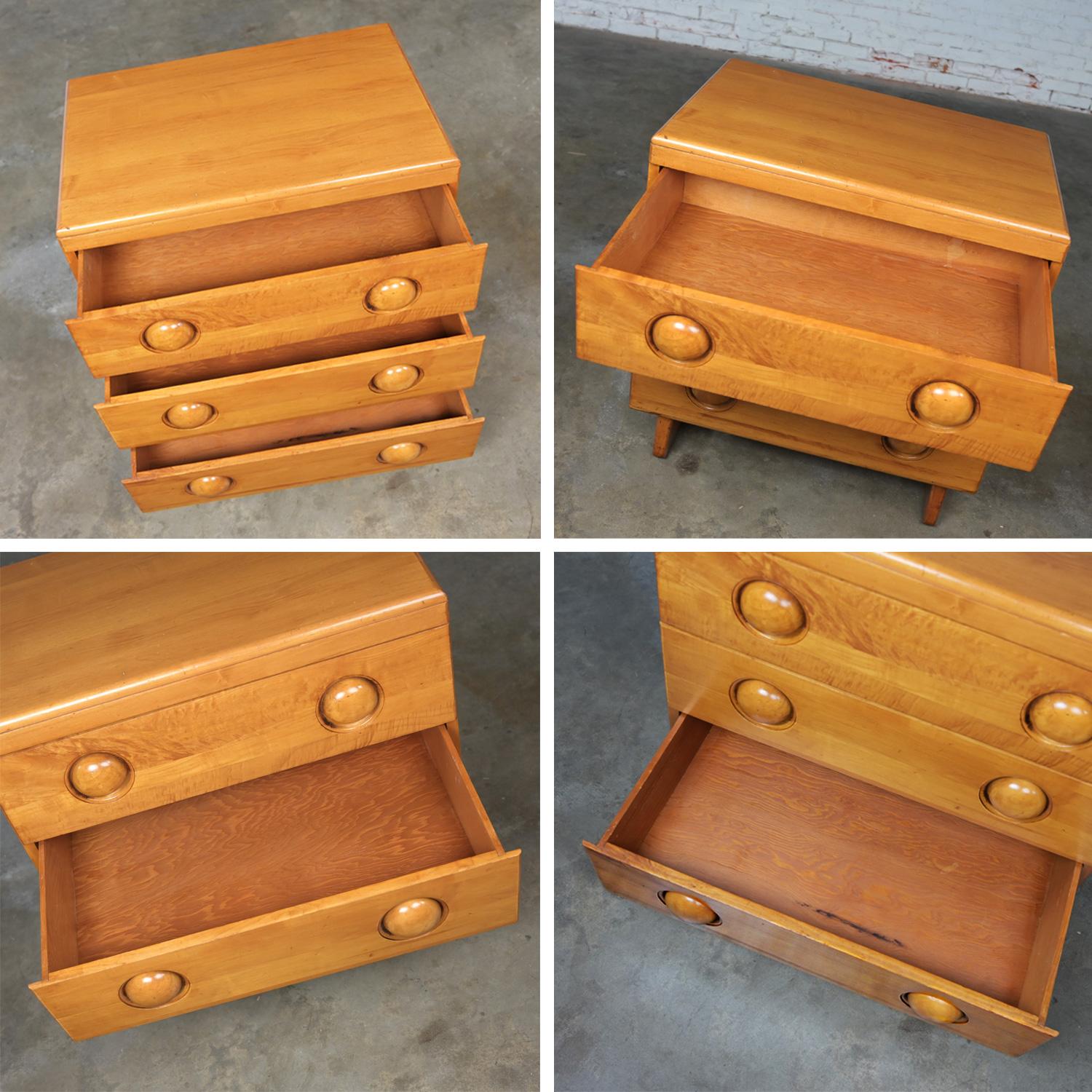 Early to Mid-20th Century Art Moderne Maple Small 3 Drawer Chest or Cabinet For Sale 10