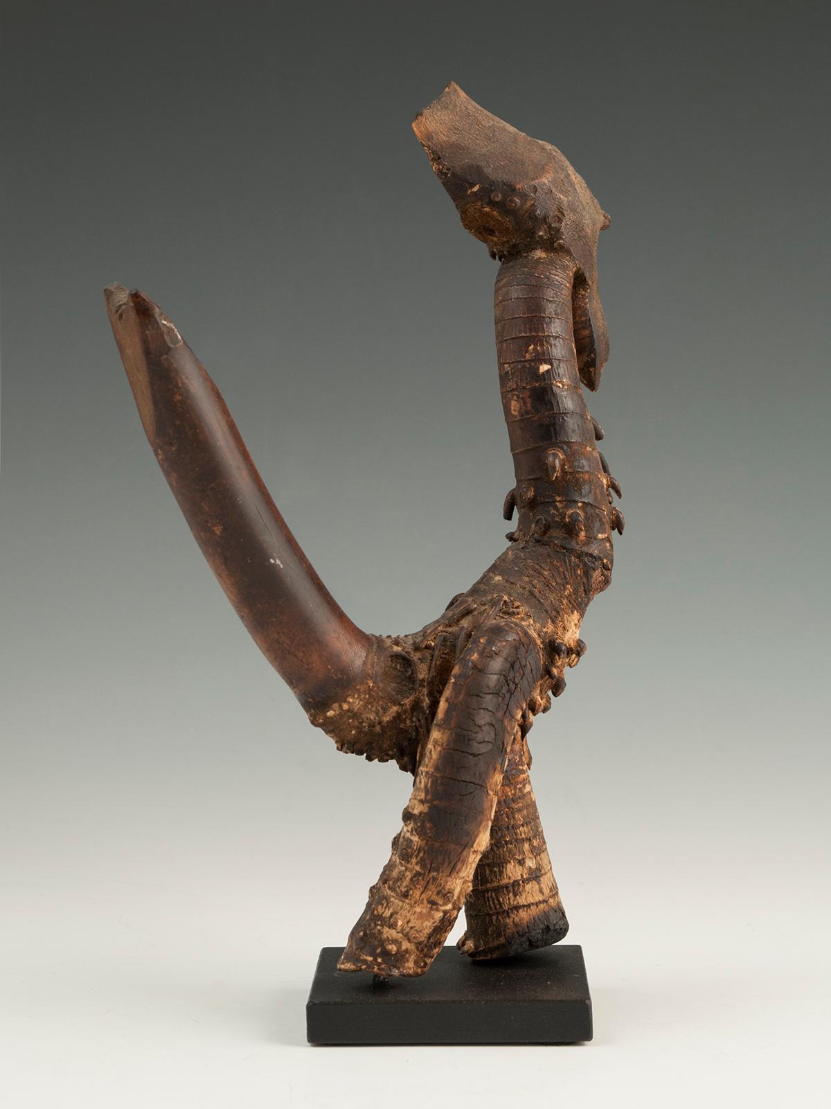 Bambusroter Hahn-Effigy, Terai, Nepal, Anfang bis Mitte des 20. Jahrhunderts (Stammeskunst) im Angebot