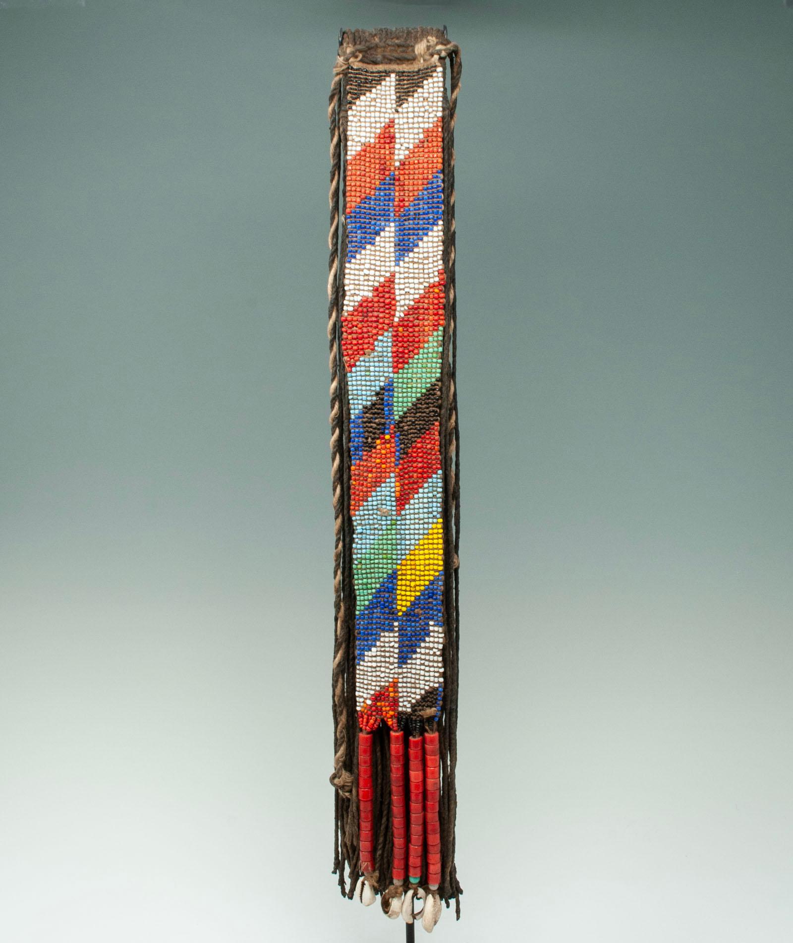 Annodato a mano Cache-Sexe con perline dei primi anni del XX secolo, popolo Kirdi, Camerun in vendita