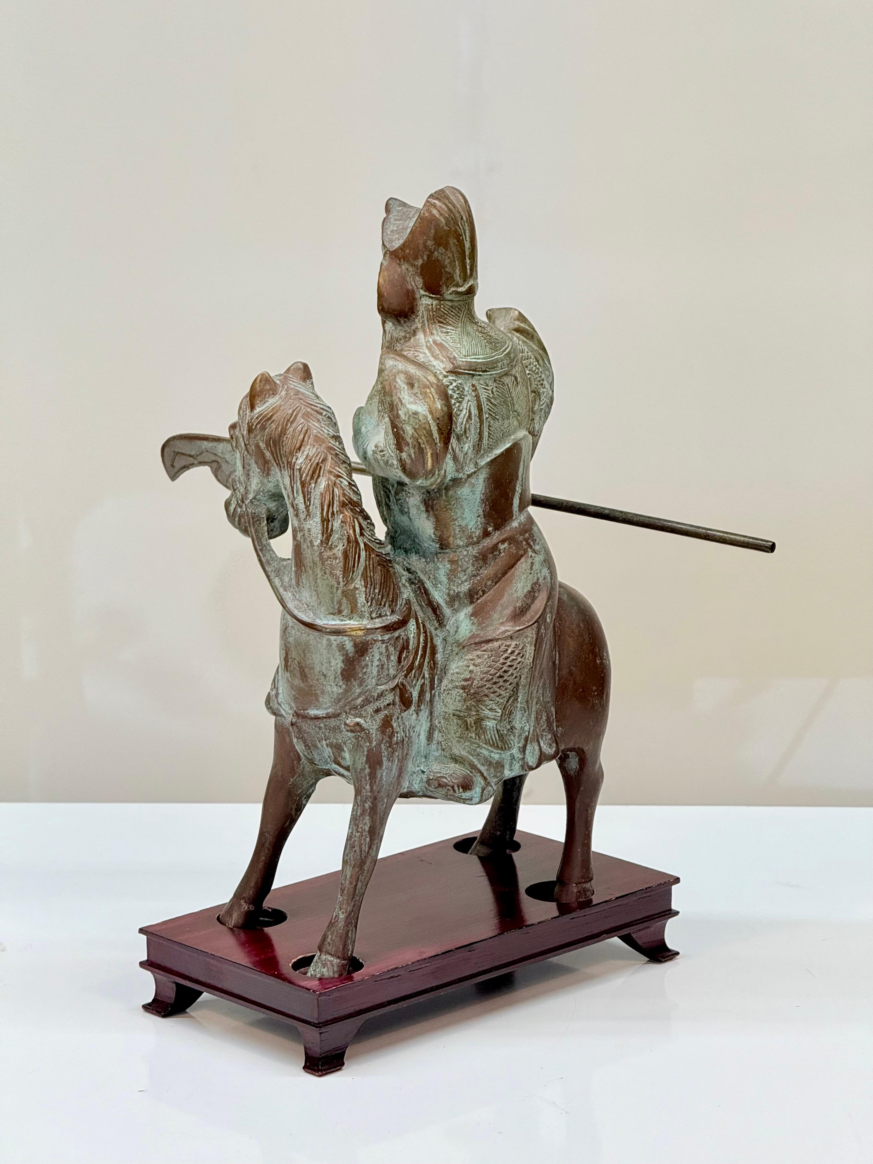 Early to Mid-20th Century Chinese Bronze Figurine of Mounted Warrior Guan Yu In Good Condition For Sale In Tonbridge, Kent