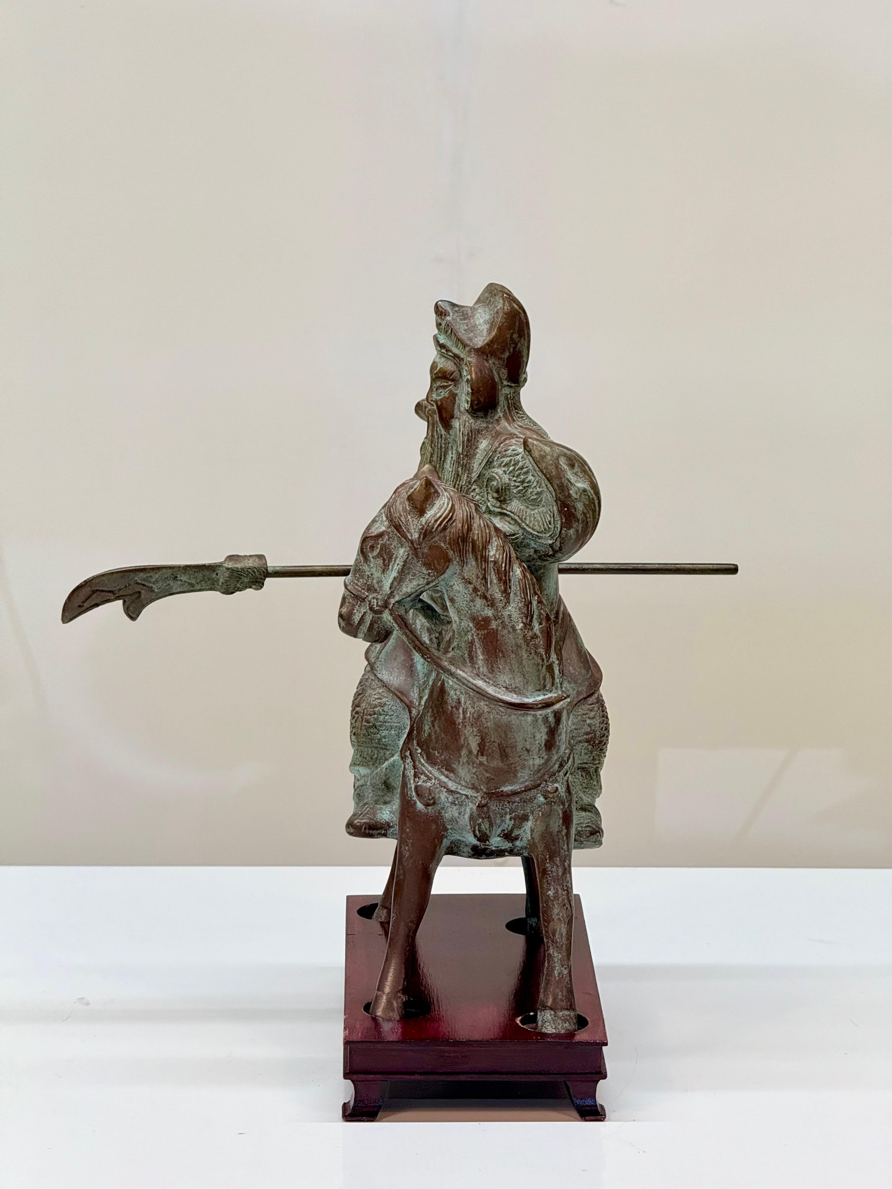 Early to Mid-20th Century Chinese Bronze Figurine of Mounted Warrior Guan Yu For Sale 1