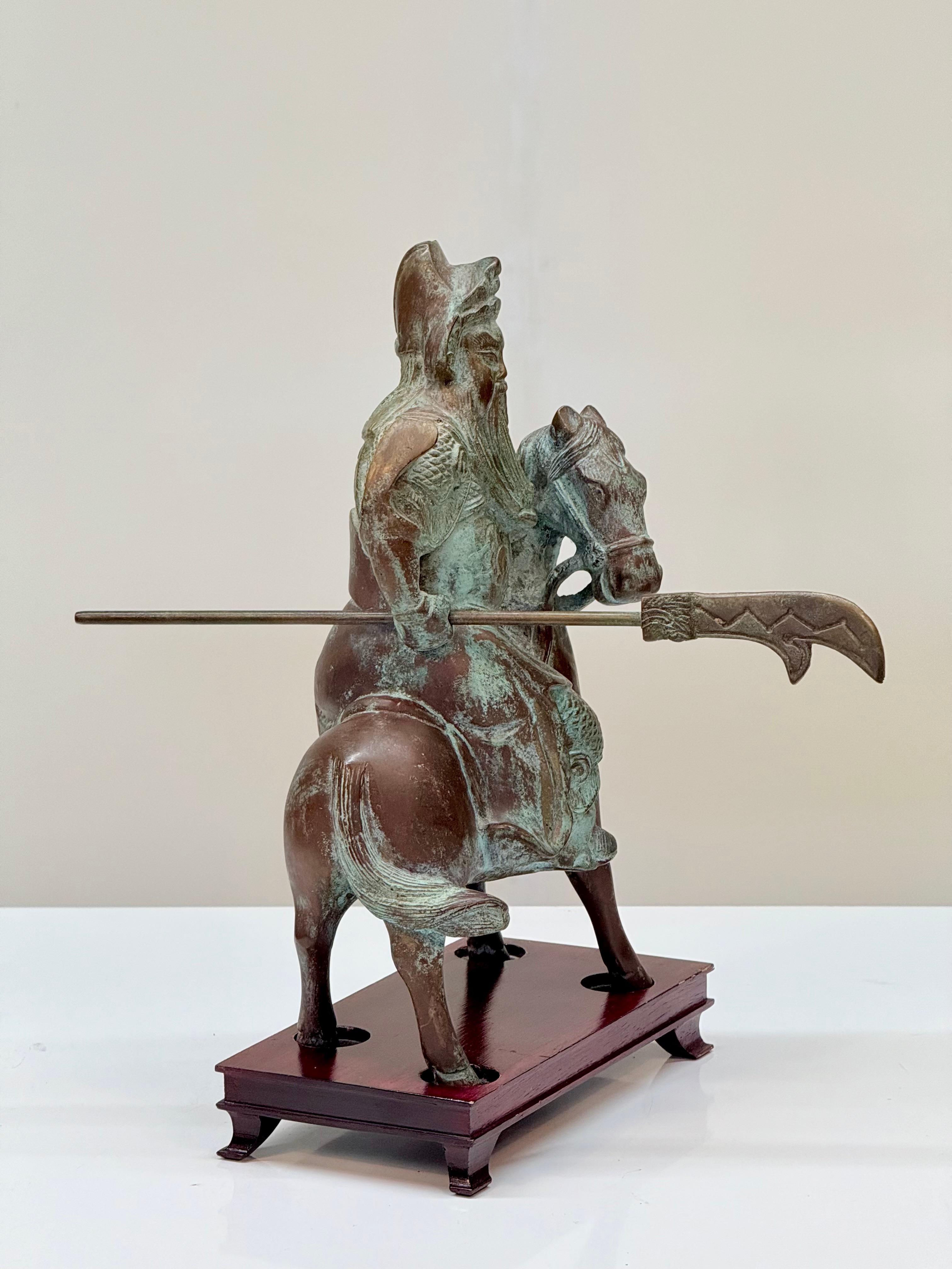 Early to Mid-20th Century Chinese Bronze Figurine of Mounted Warrior Guan Yu For Sale 2