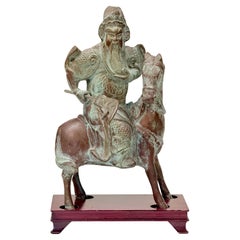 Figurina in bronzo cinese del guerriero a cavallo Guan Yu, inizio-metà del XX secolo