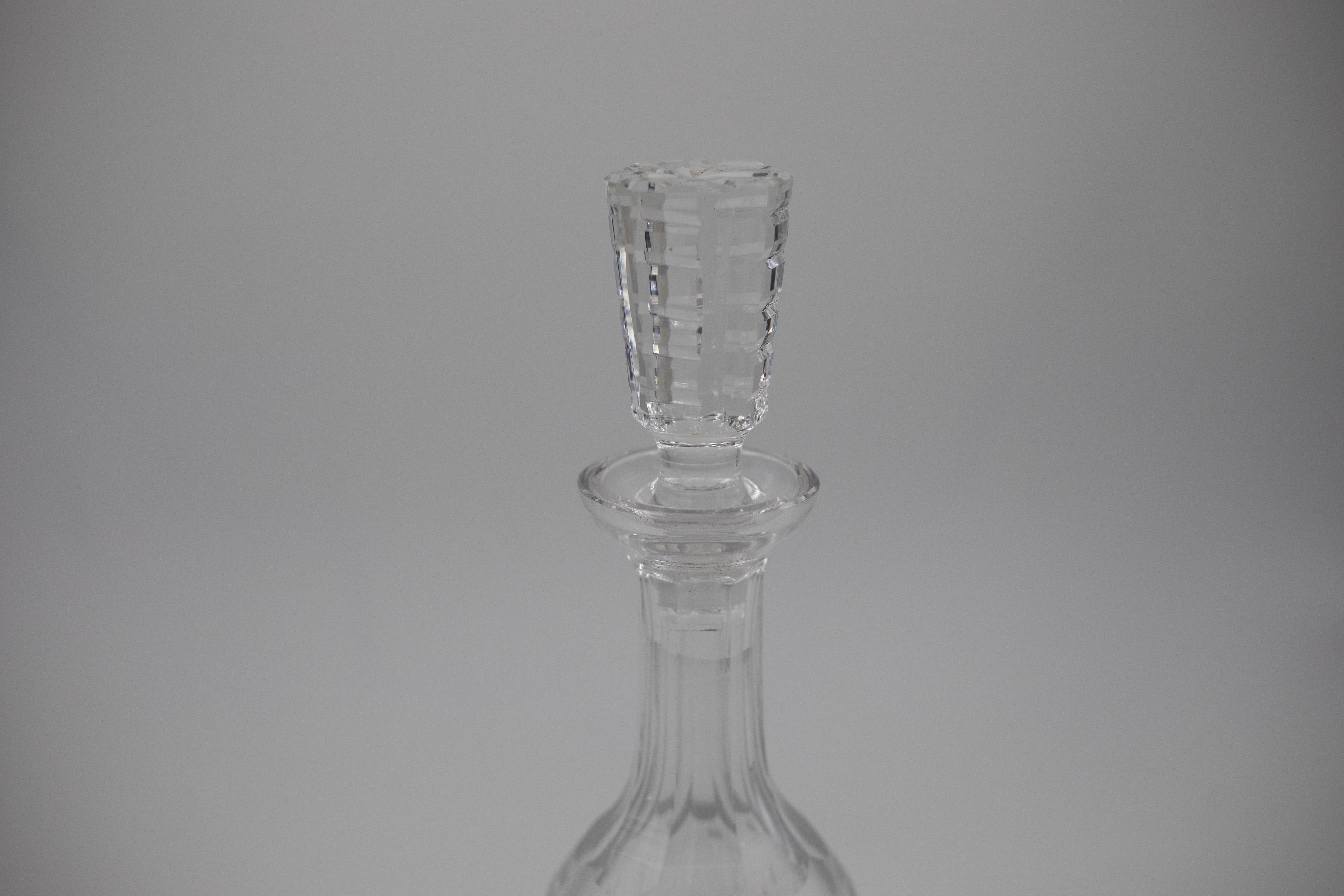 Karaffe aus geschliffenem Kristall mit facettiertem Stopfen, Anfang bis Mitte des 20. (20. Jahrhundert) im Angebot