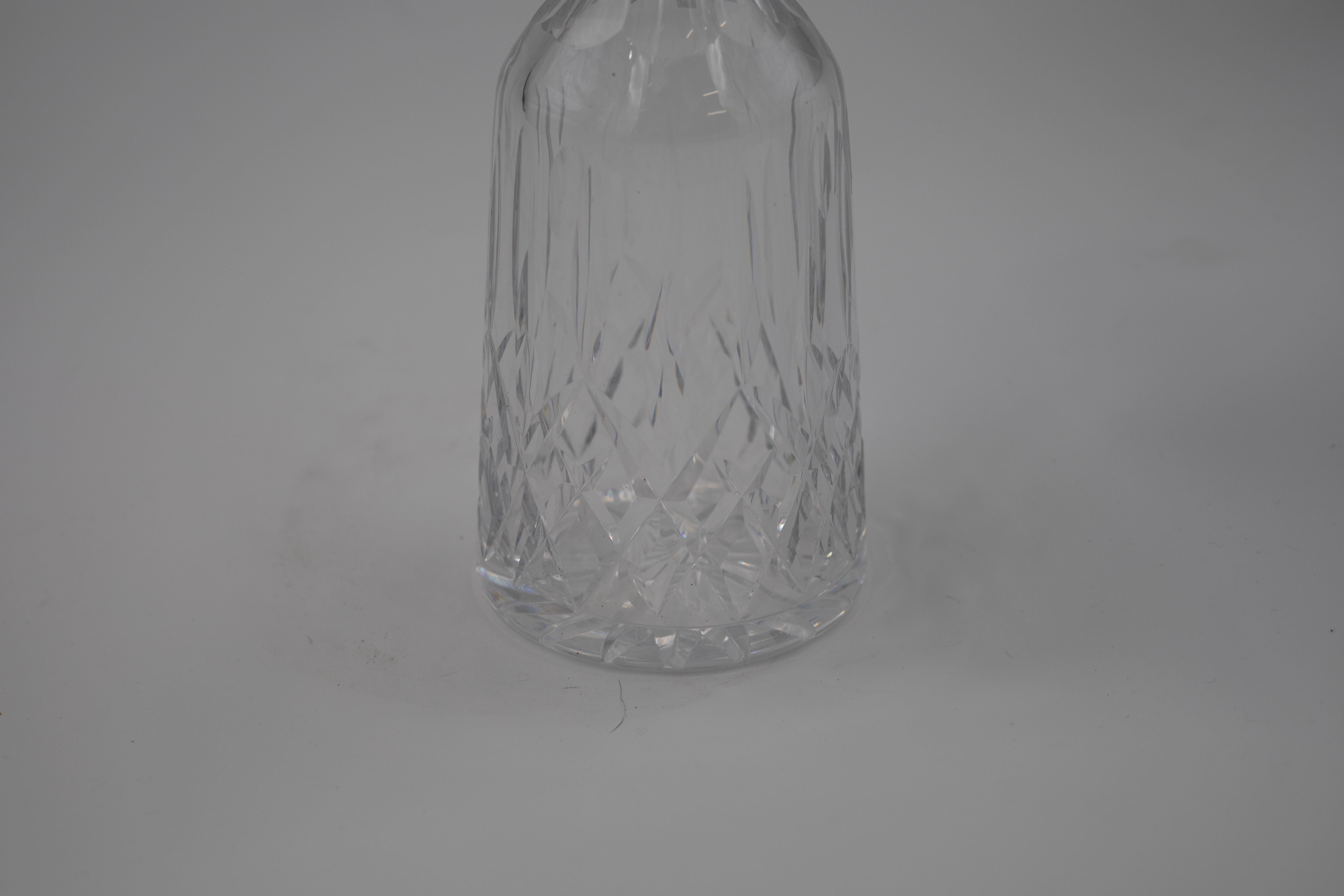 Karaffe aus geschliffenem Kristall mit facettiertem Stopfen, Anfang bis Mitte des 20. (Glas) im Angebot