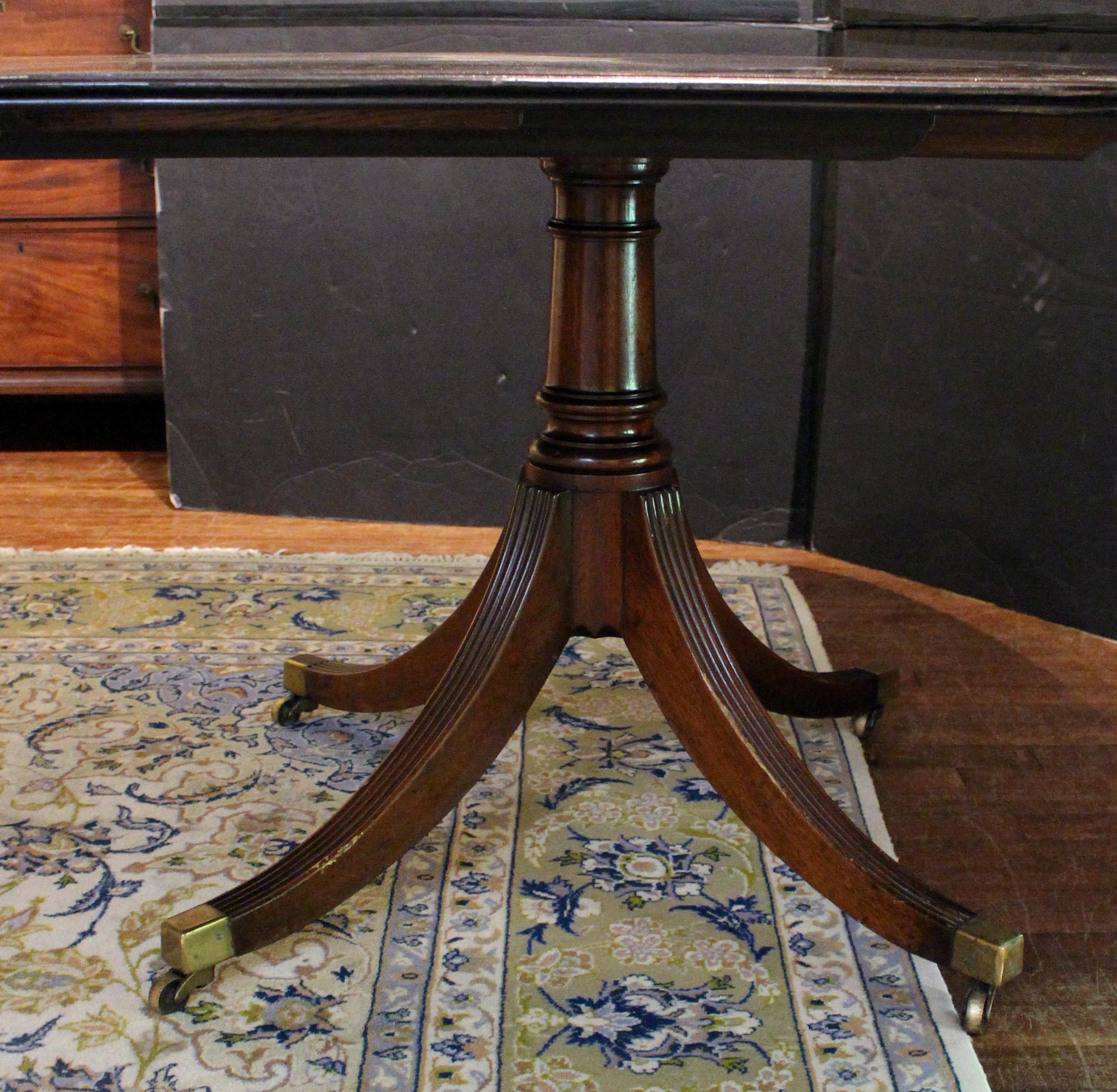 Mid-Century Modern Table de salle à manger anglaise à double piédestal du début au milieu du 20e siècle en vente