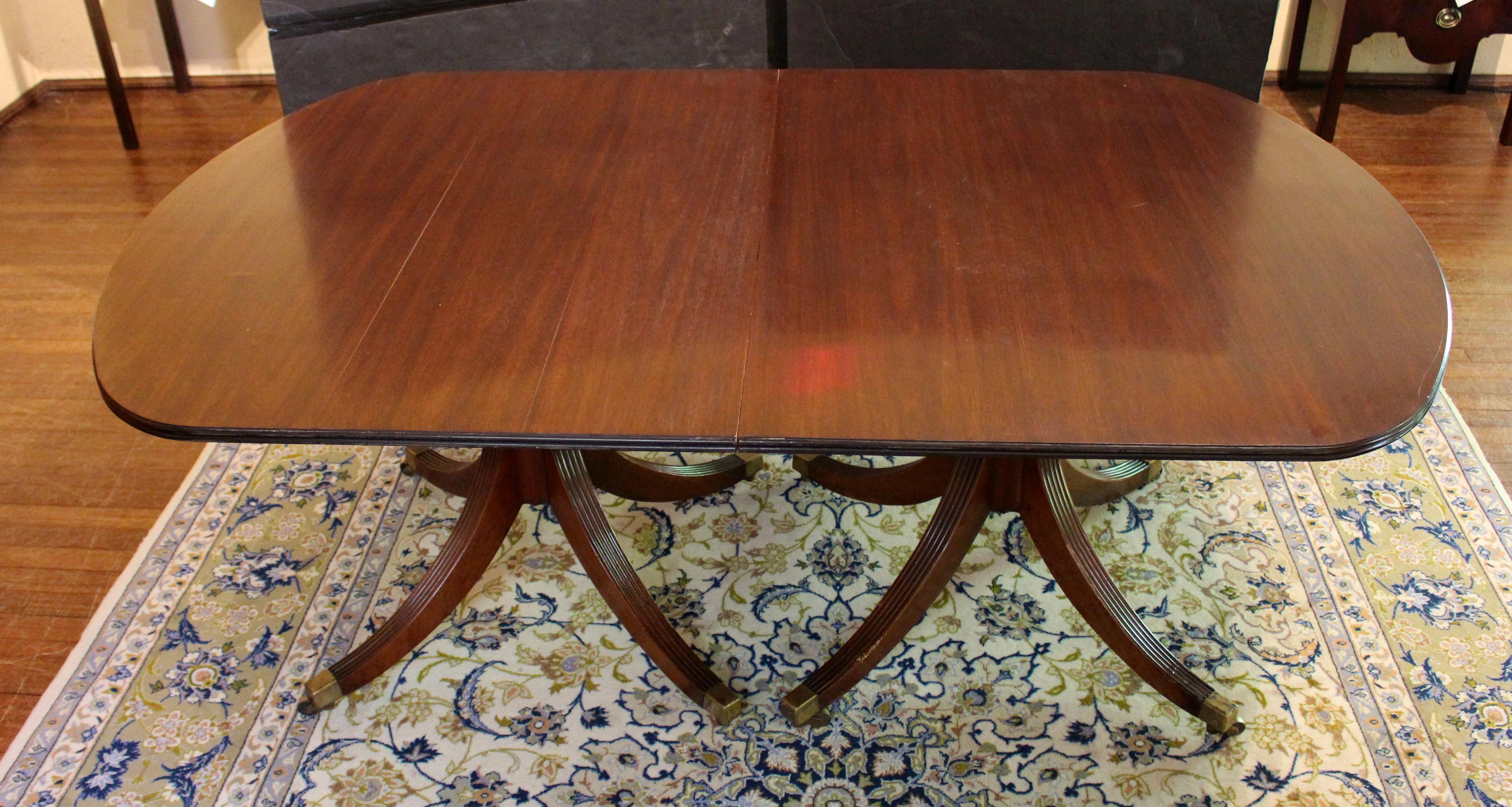 20ième siècle Table de salle à manger anglaise à double piédestal du début au milieu du 20e siècle en vente