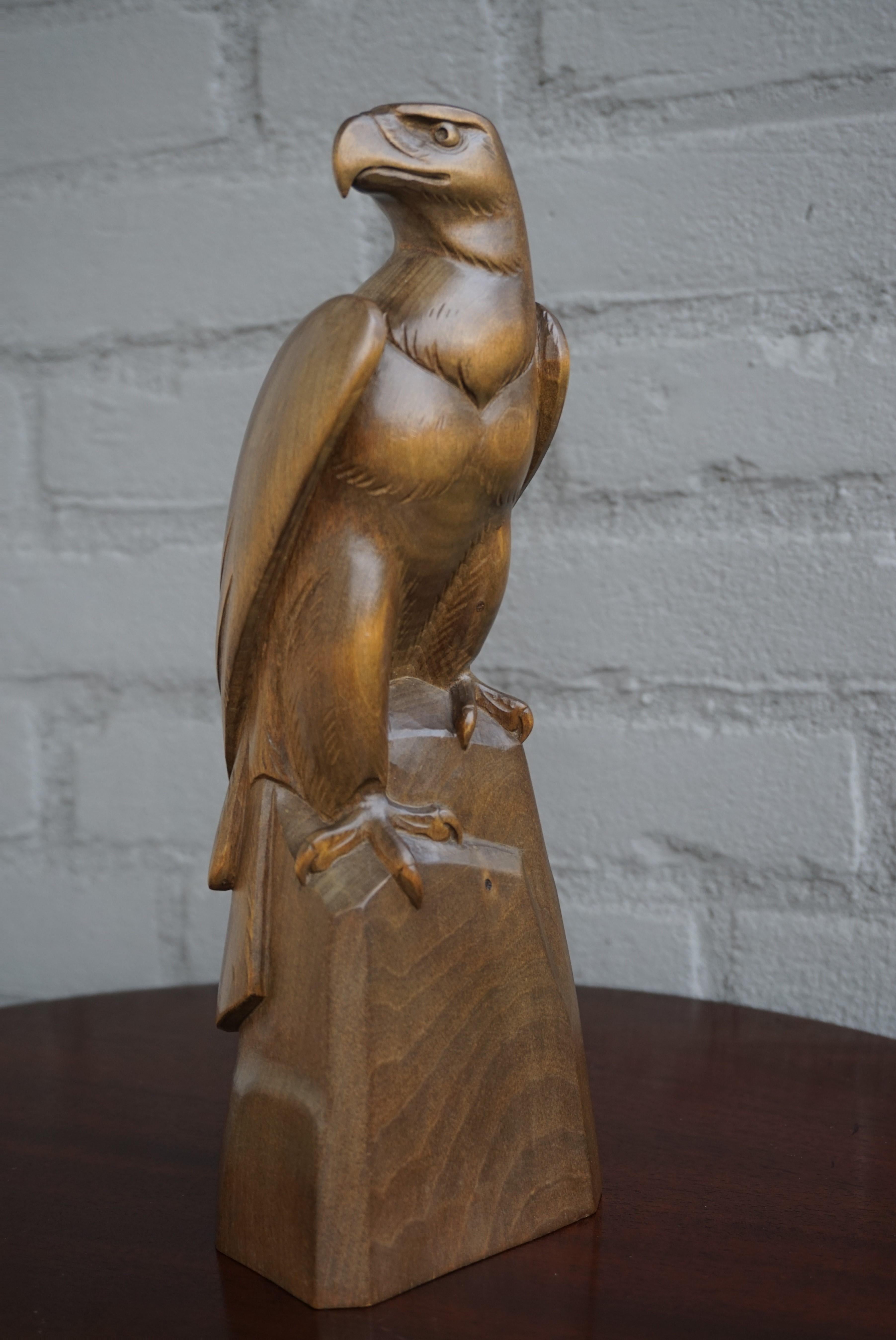 Quality carved, mint condition and majestic bird of prey.

This stunning bald eagle sculpture stands out, because the artist has managed to create a perfectly realistic eagle without trying to make it overly detailed. This eagle's body posture is