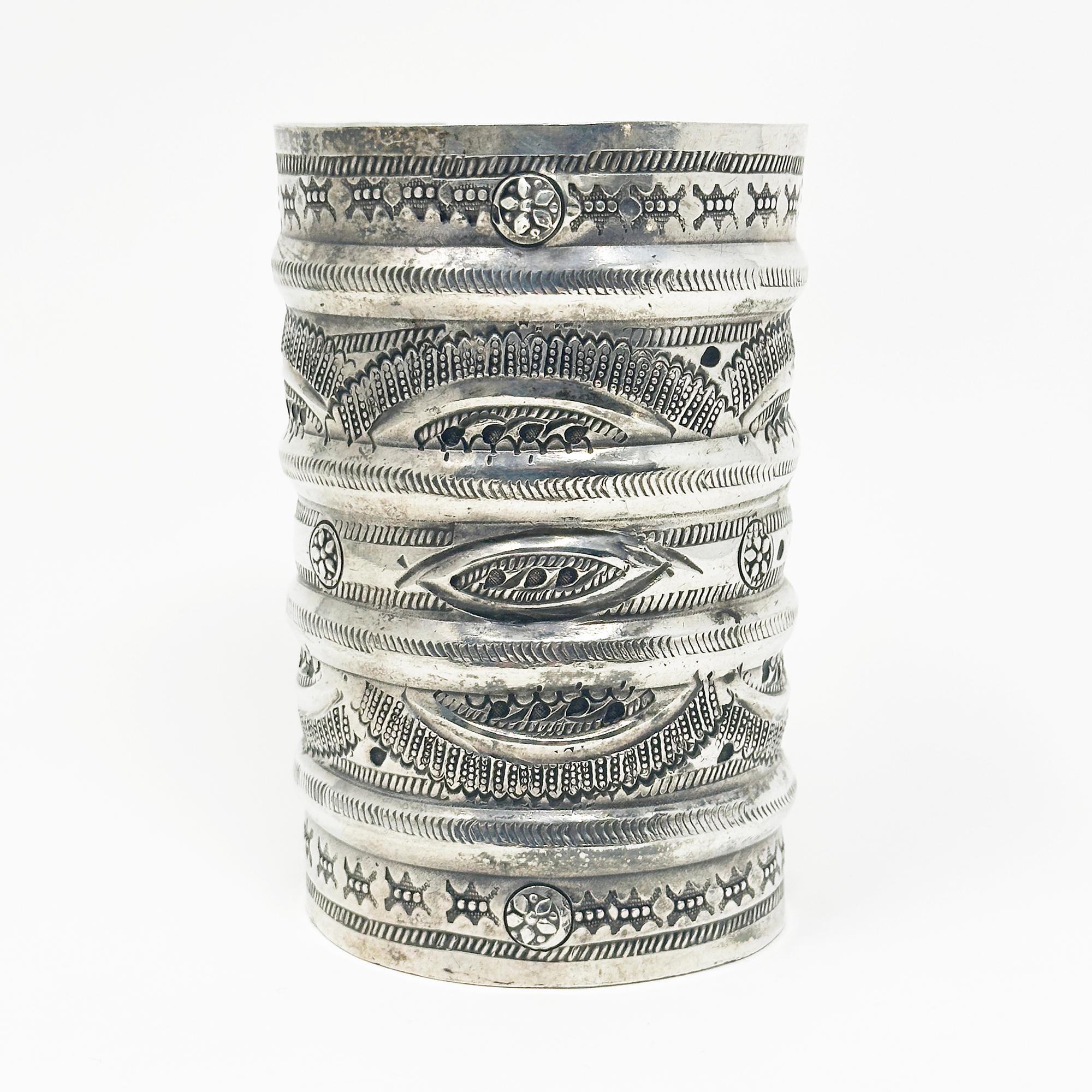 Polsino grande in argento stampato a mano del XX secolo, Libia

Un bracciale in argento particolarmente alto, proveniente dal popolo berbero della Libia, con disegni stampati e due marchi libici impressi vicino al bordo. Questi abiti venivano