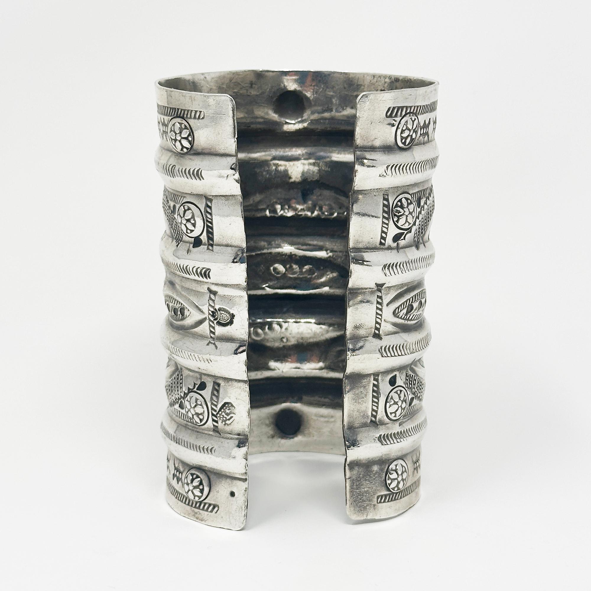 Bracciale grande in argento stampato a mano, Libia, inizio-metà del XX secolo In condizioni buone in vendita a Point Richmond, CA