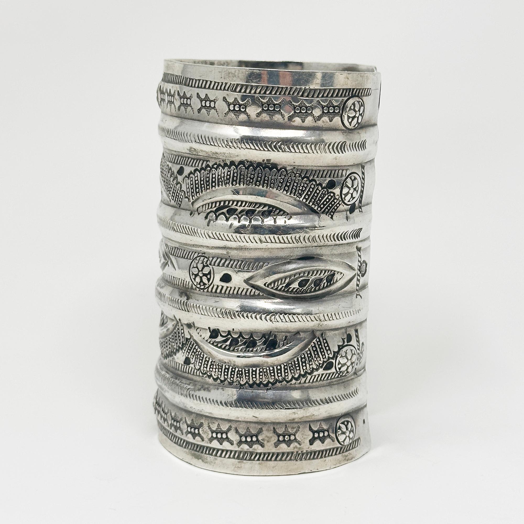Donna Bracciale grande in argento stampato a mano, Libia, inizio-metà del XX secolo in vendita