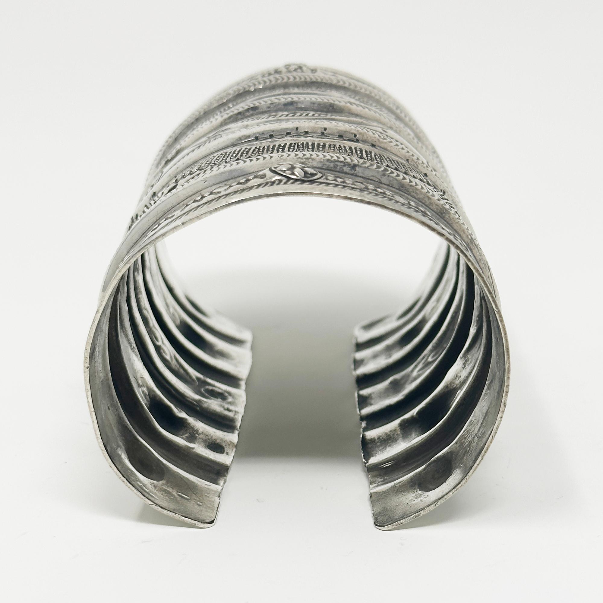 Bracciale grande in argento stampato a mano, Libia, inizio-metà del XX secolo in vendita 1