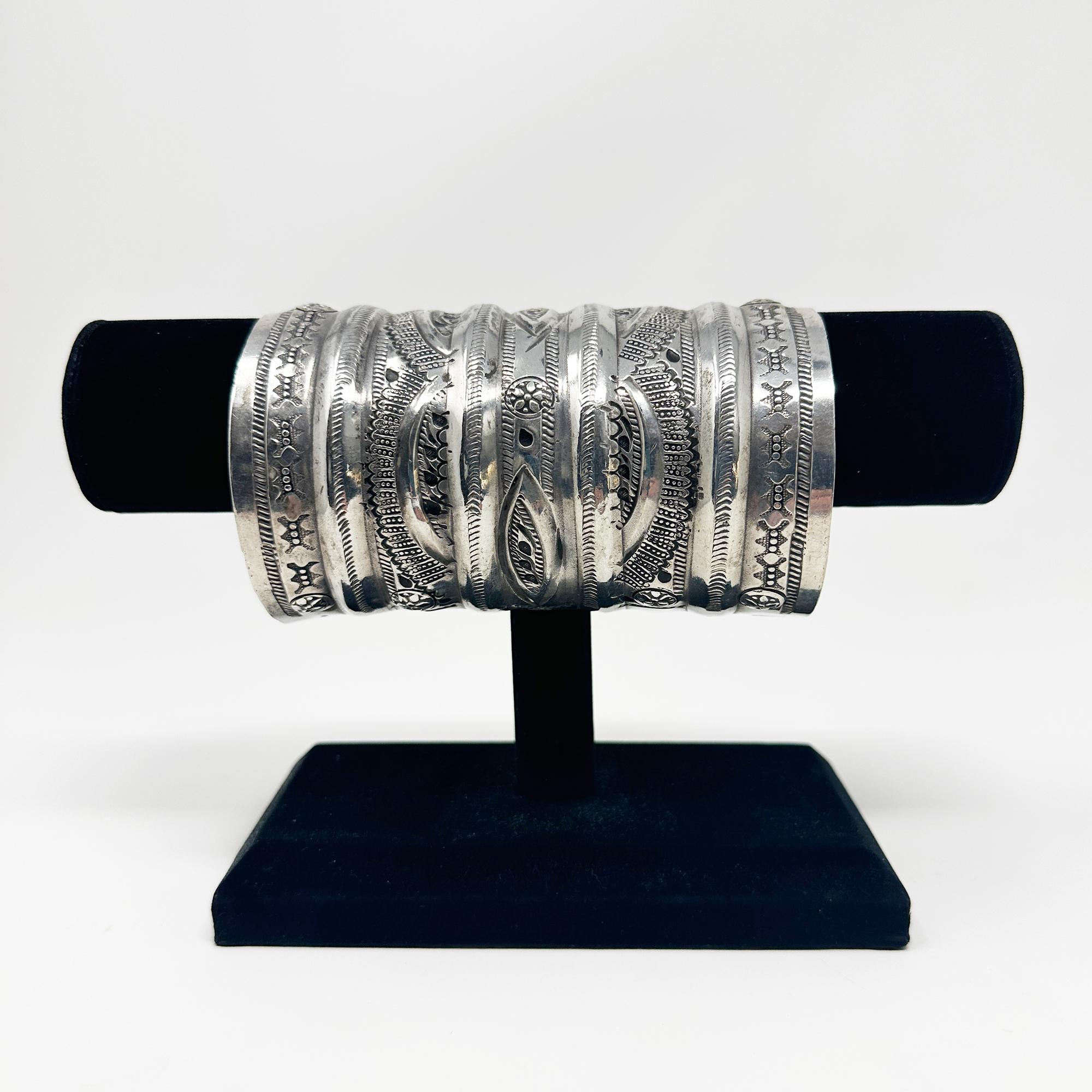 Bracciale grande in argento stampato a mano, Libia, inizio-metà del XX secolo in vendita 2