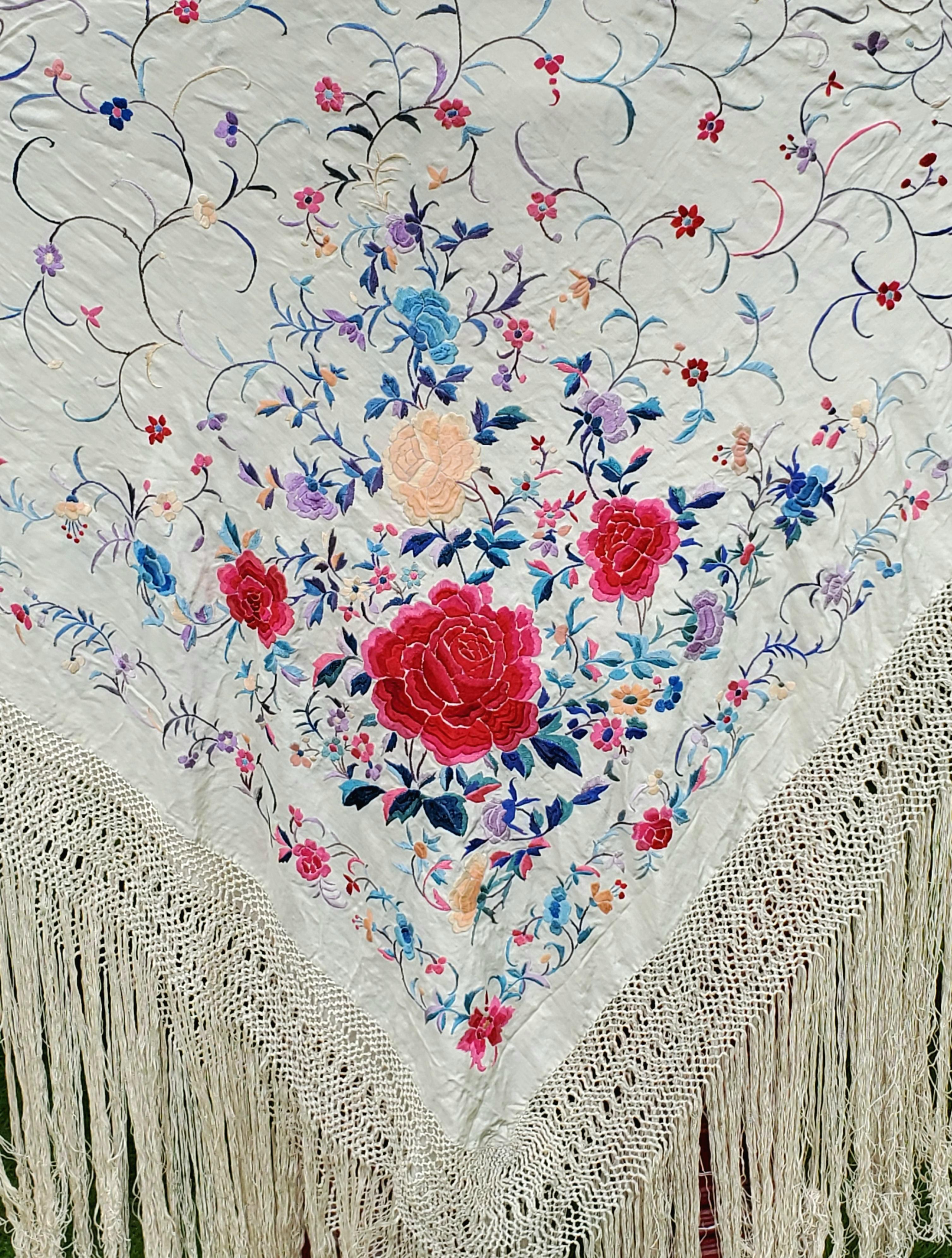 Art Deco Chinese Silk Embroidery - Vintage Signed Piano Shawl  For Sale
