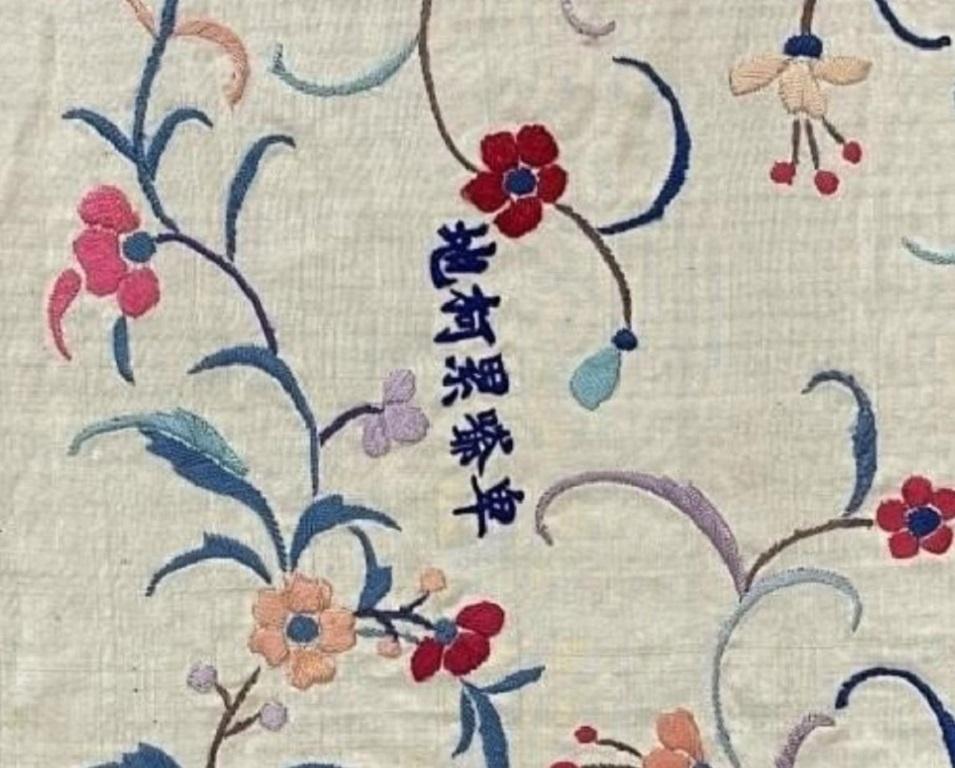 Chinesische Seidenstickerei – signierter Klavierschal im Vintage-Stil  (20. Jahrhundert) im Angebot