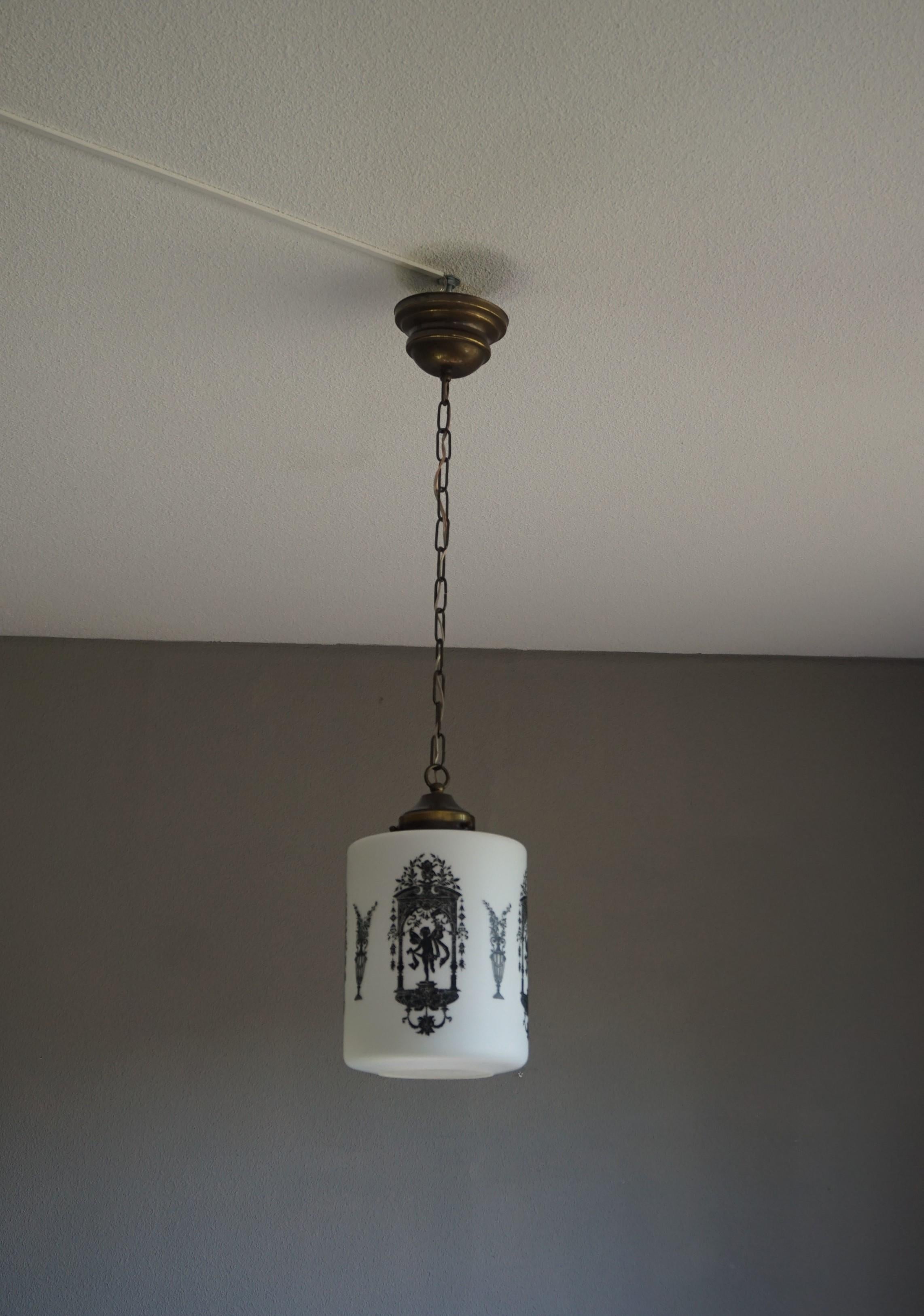 Pendentif en verre blanc neige avec décor de la Renaissance noire, début ou milieu du XXe siècle 5