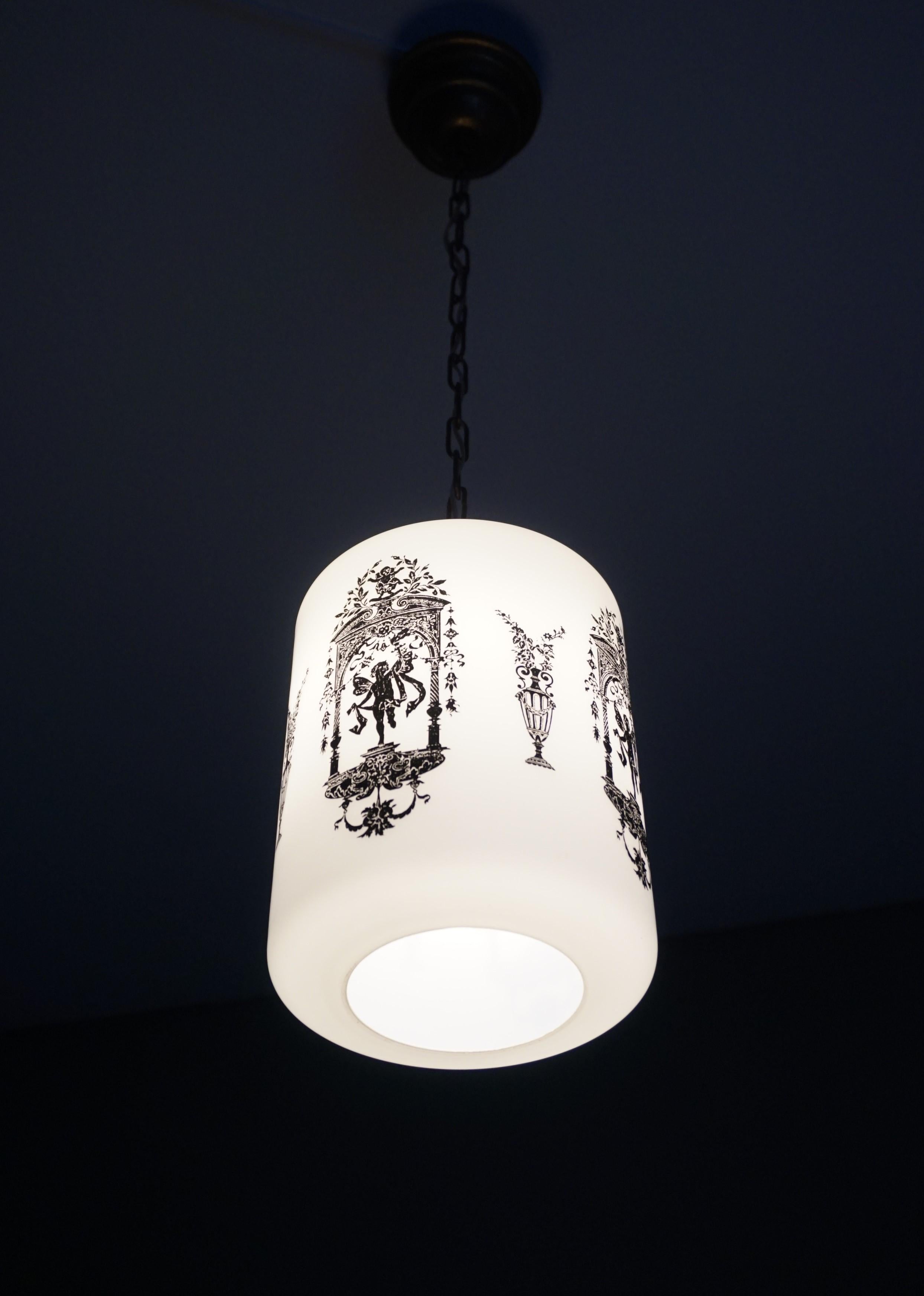 Pendentif en verre blanc neige avec décor de la Renaissance noire, début ou milieu du XXe siècle 6