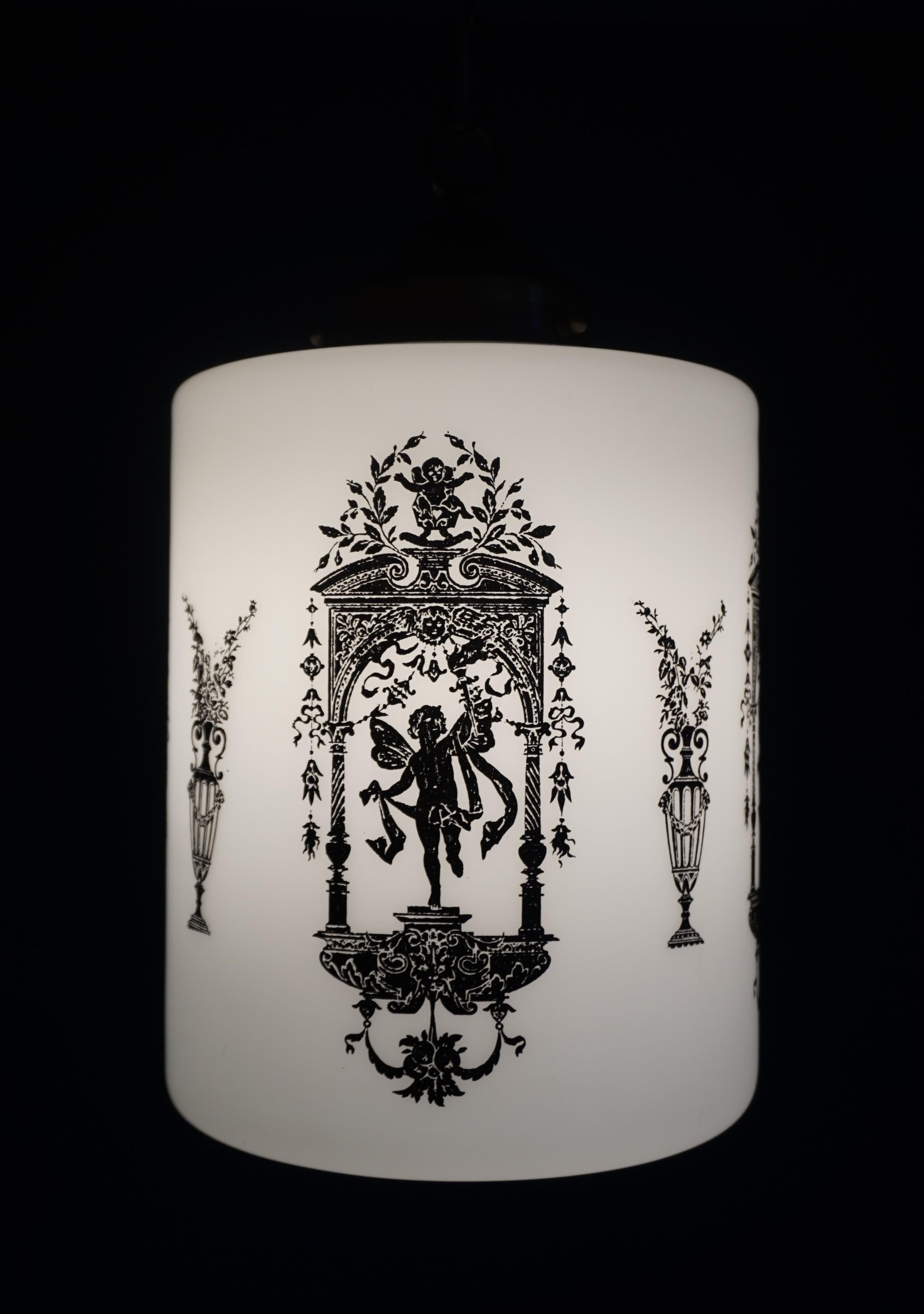 Pendentif en verre blanc neige avec décor de la Renaissance noire, début ou milieu du XXe siècle 10