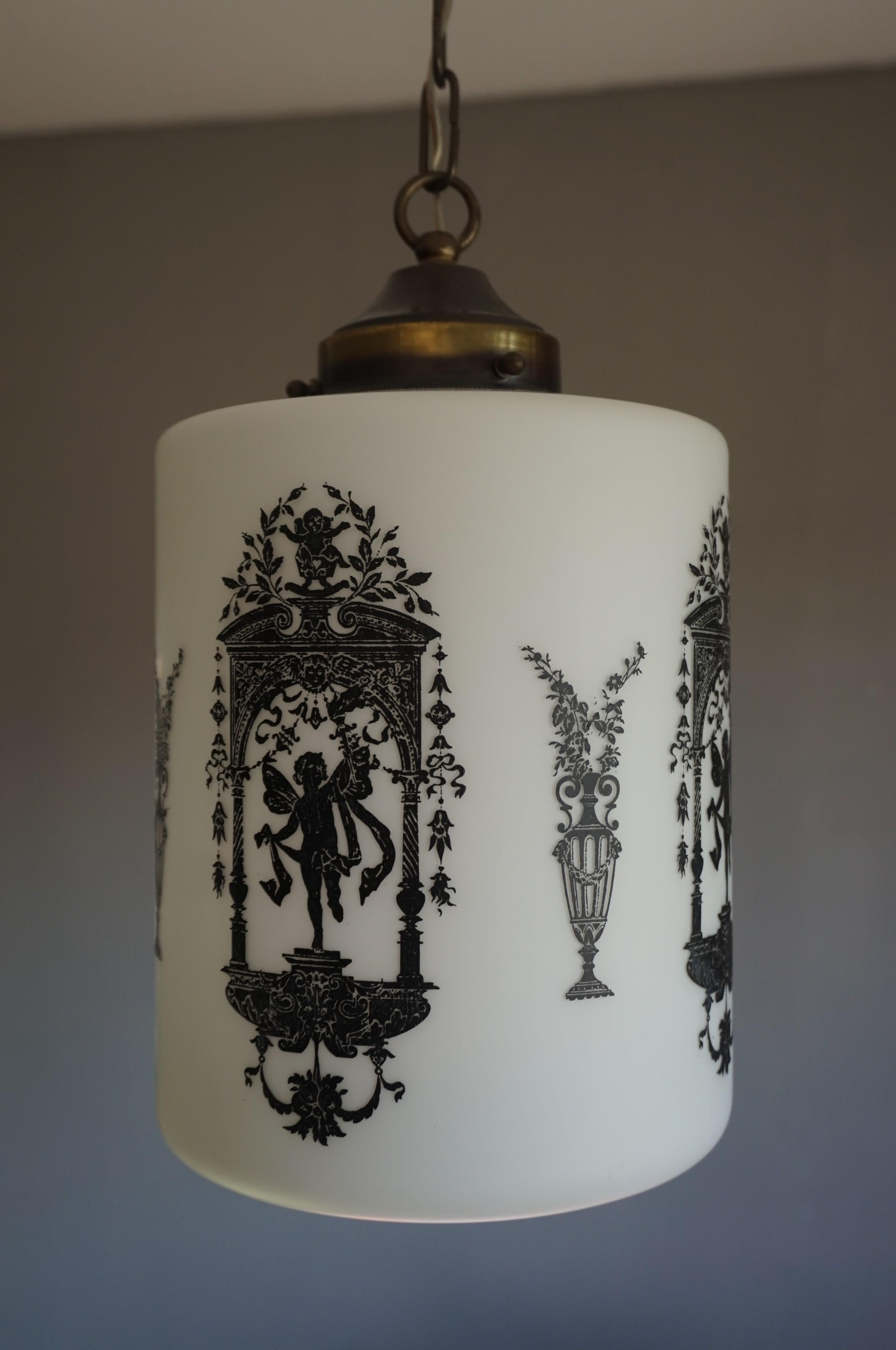Pendentif en verre blanc neige avec décor de la Renaissance noire, début ou milieu du XXe siècle 11