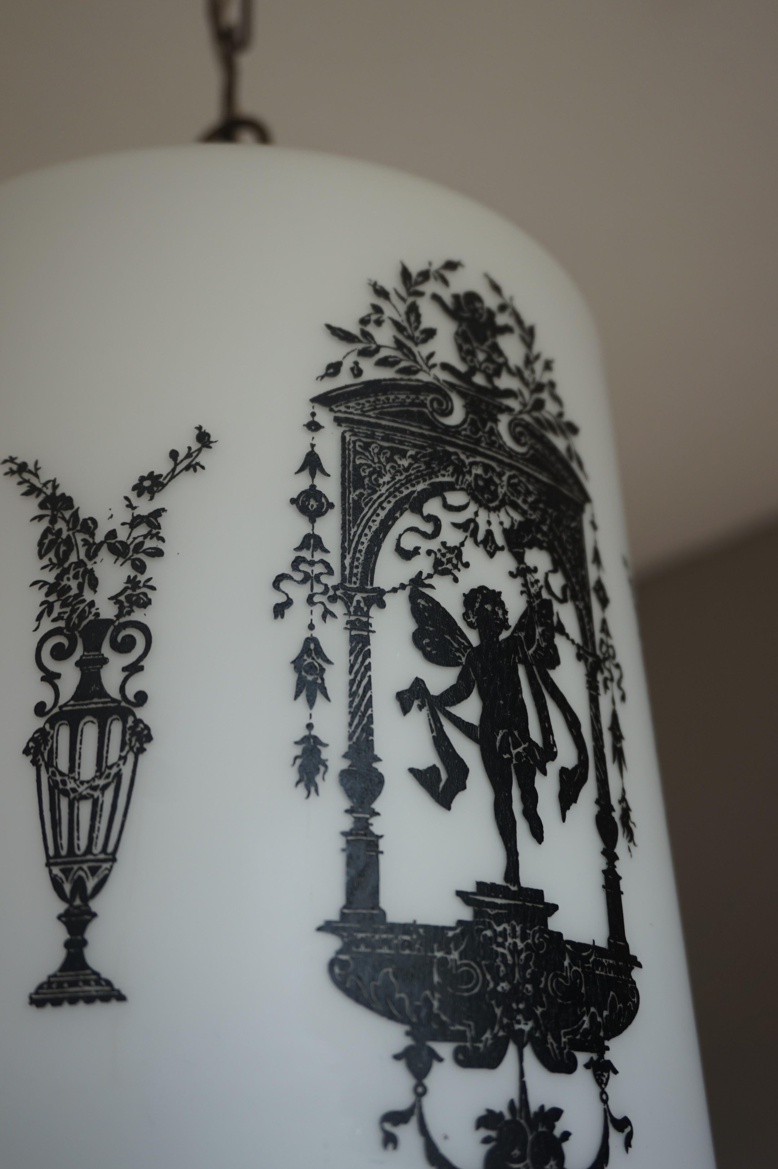20ième siècle Pendentif en verre blanc neige avec décor de la Renaissance noire, début ou milieu du XXe siècle