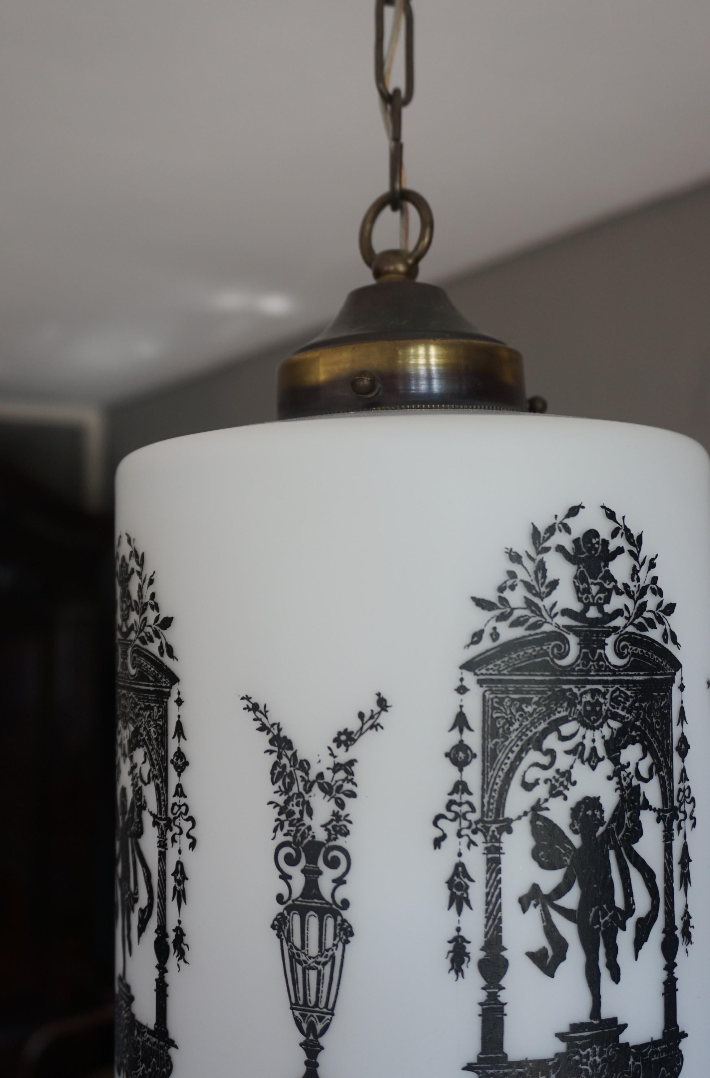 Laiton Pendentif en verre blanc neige avec décor de la Renaissance noire, début ou milieu du XXe siècle