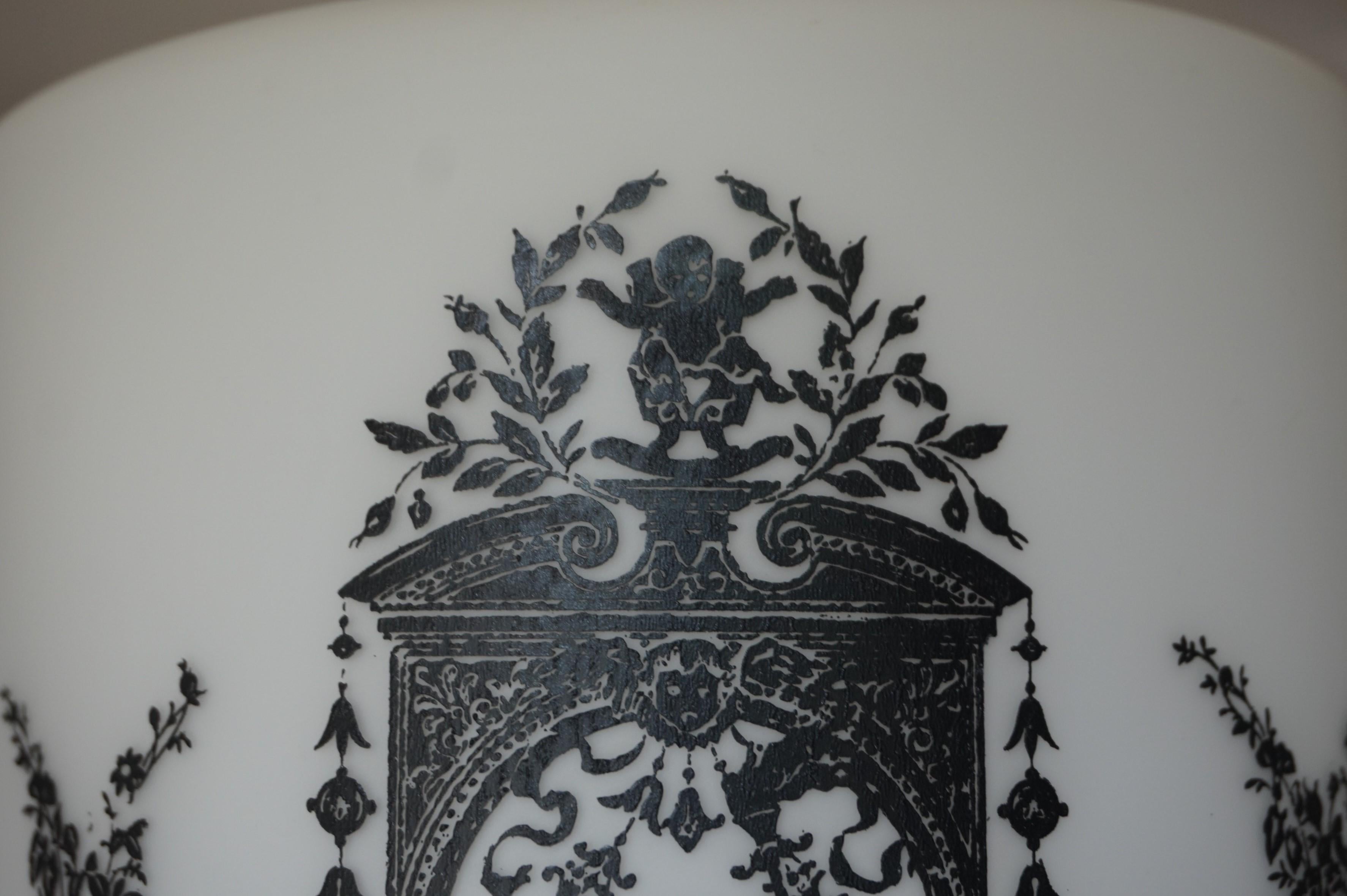 Pendentif en verre blanc neige avec décor de la Renaissance noire, début ou milieu du XXe siècle en vente 2